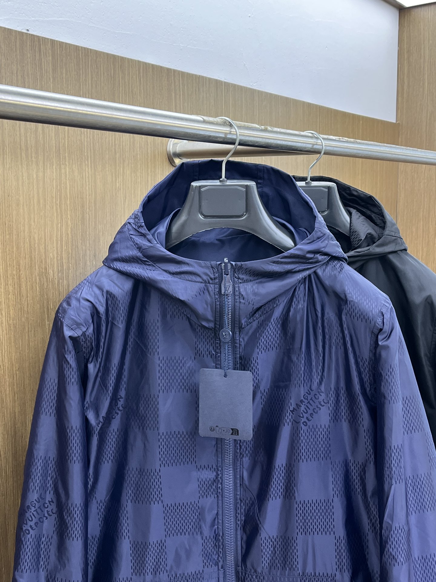 秋冬 LV🔥🔥ss秋冬新款发布❤️D连帽双面穿夹克外套 秋季大爆款 面料穿上就是舒适自在又显瘦的存在，慵