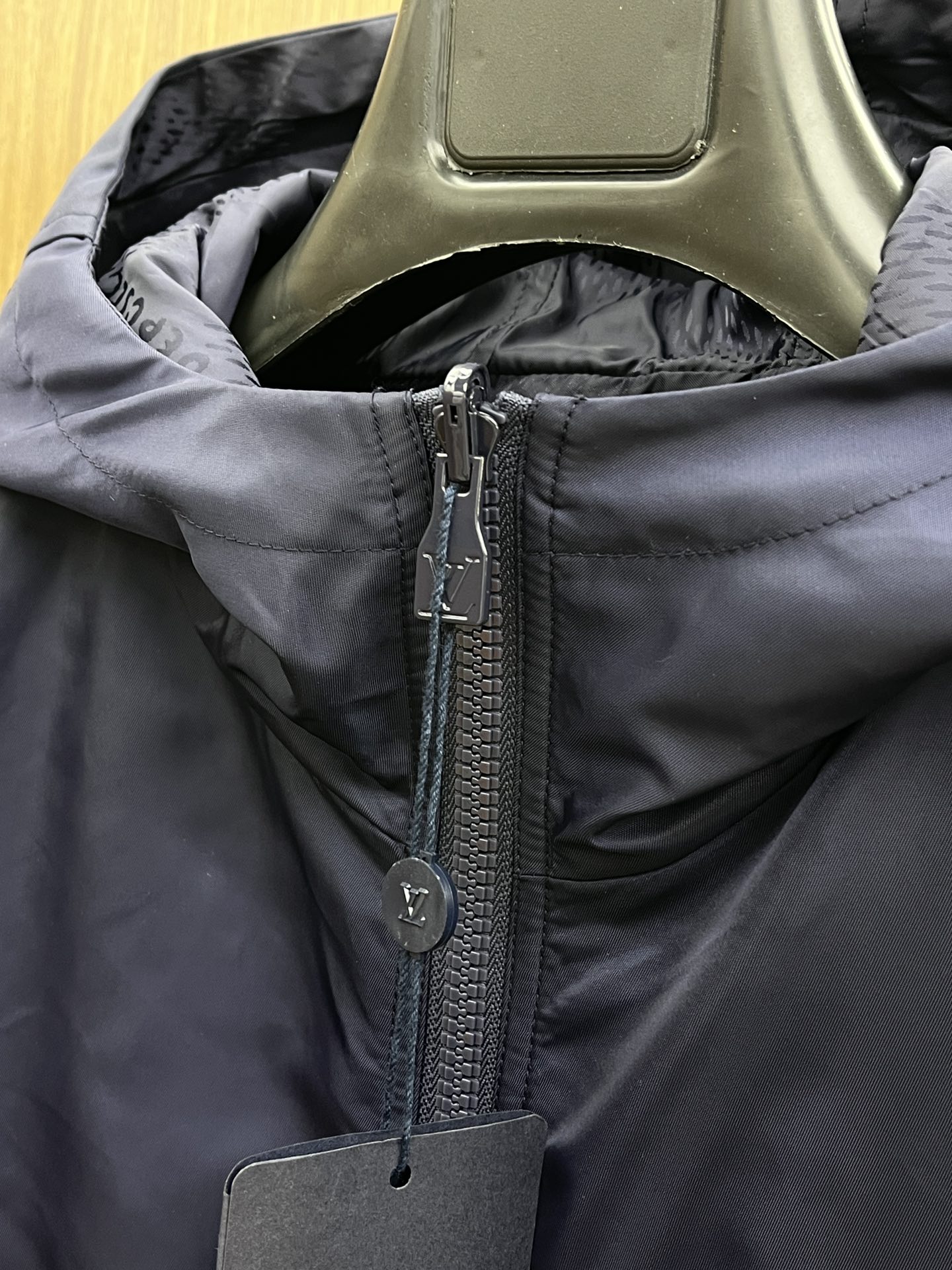 秋冬 LV🔥🔥ss秋冬新款发布❤️D连帽双面穿夹克外套 秋季大爆款 面料穿上就是舒适自在又显瘦的存在，慵