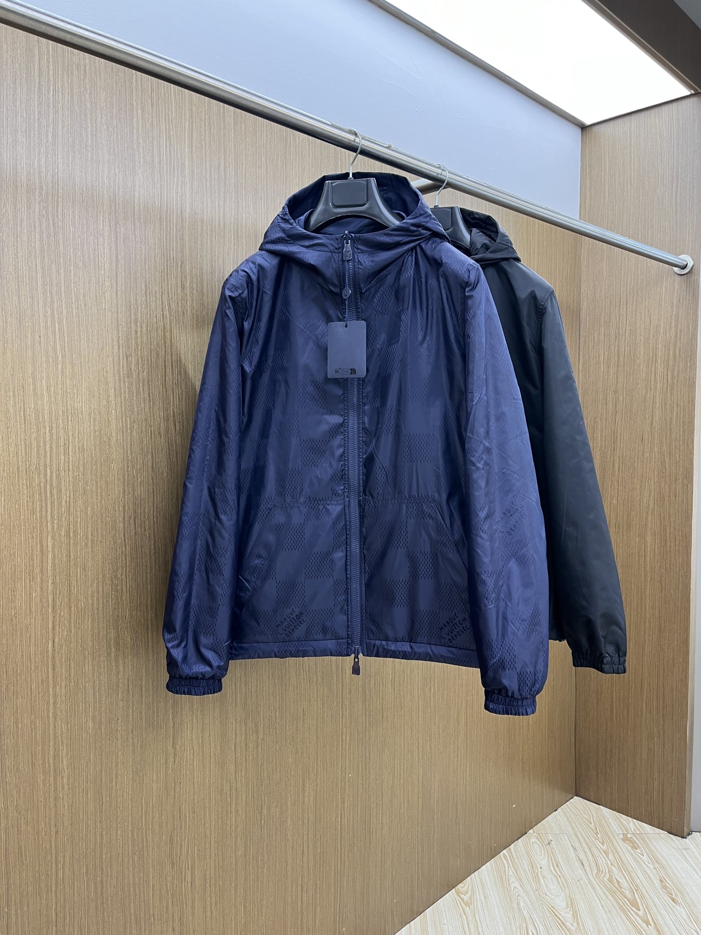 秋冬 LV🔥🔥ss秋冬新款发布❤️D连帽双面穿夹克外套 秋季大爆款 面料穿上就是舒适自在又显瘦的存在，慵