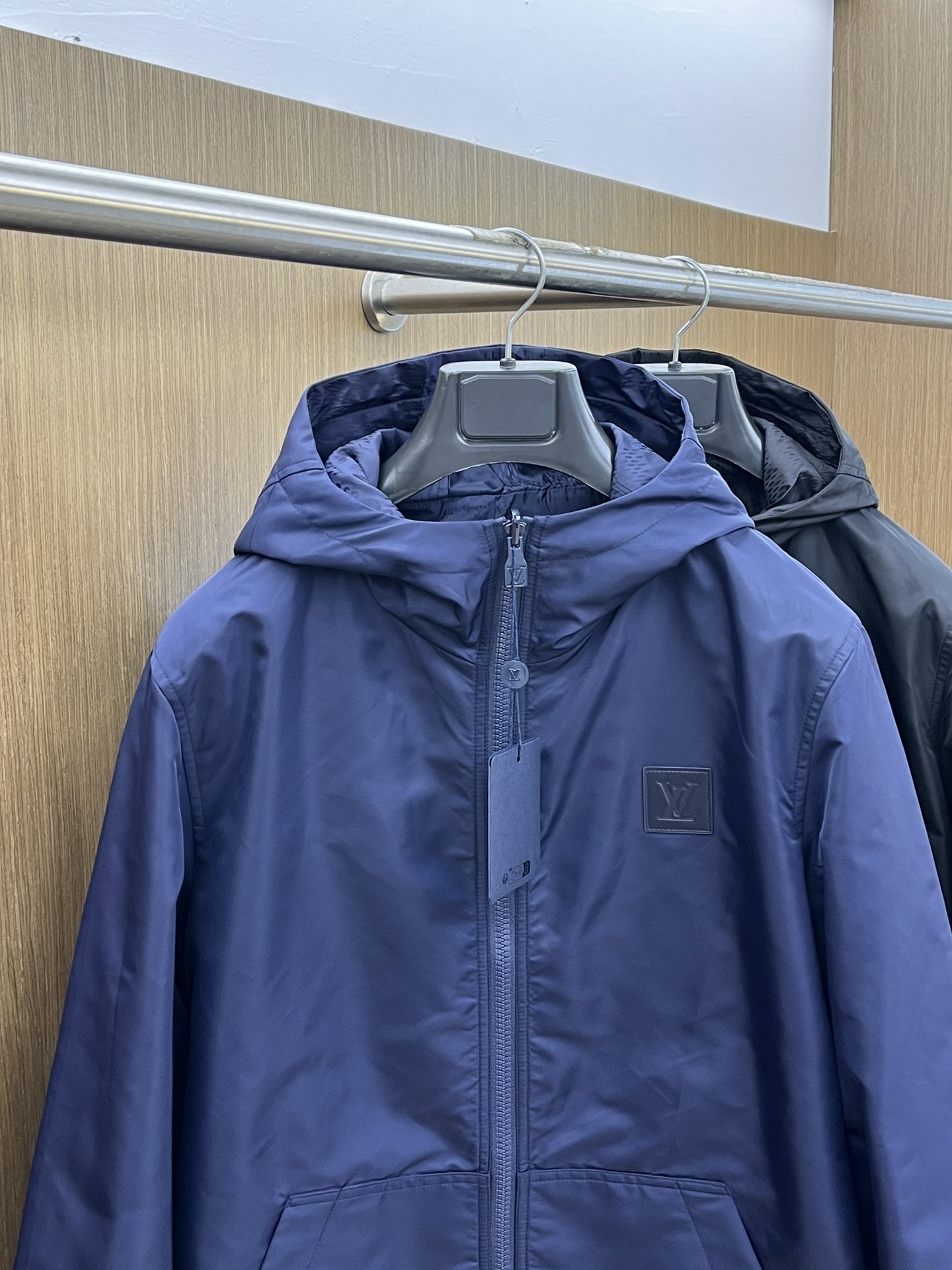 秋冬 LV🔥🔥ss秋冬新款发布❤️D连帽双面穿夹克外套 秋季大爆款 面料穿上就是舒适自在又显瘦的存在，慵