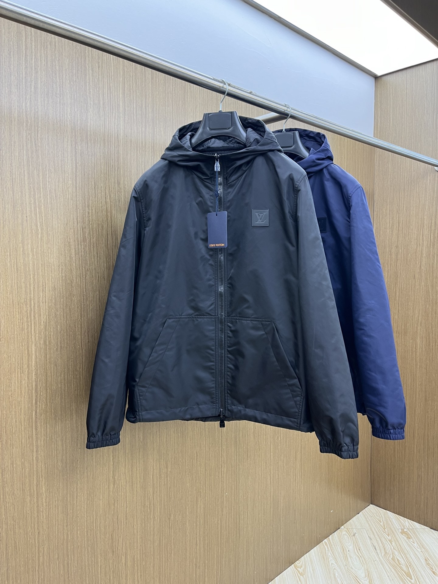 NO:518914,Autumn and Winter LV1955ss Autumn and Winter new style is released D hooded double-sided jacket jacket, a big hit in autumn. The fabric is comfortable and comfortable and slim, lazy and casual, combined with clean and simple colors, it is particularly pleasing to the eye. FJJ is suitable for daily wear~ I love to launch sports items embellished with vitality prints!  Three-standard size M-3XL, louis vuitton, jackets & coats, jackets & coats, hats, alexander wang19860909秋冬 LV1955ss秋冬新款发布D连帽双面穿夹克外套 秋季大爆款 面料穿上就是舒适自在又显瘦的存在,慵懒而随性,结合干净简单的色系就特别耐看,fjj适合日常穿着~倾情推出缀饰活力印花的运动单品！三标齐全 尺码M-3XL,,louis vuitton,jackets & coats,jackets & coats,hats,alexander wang,Men's clothing