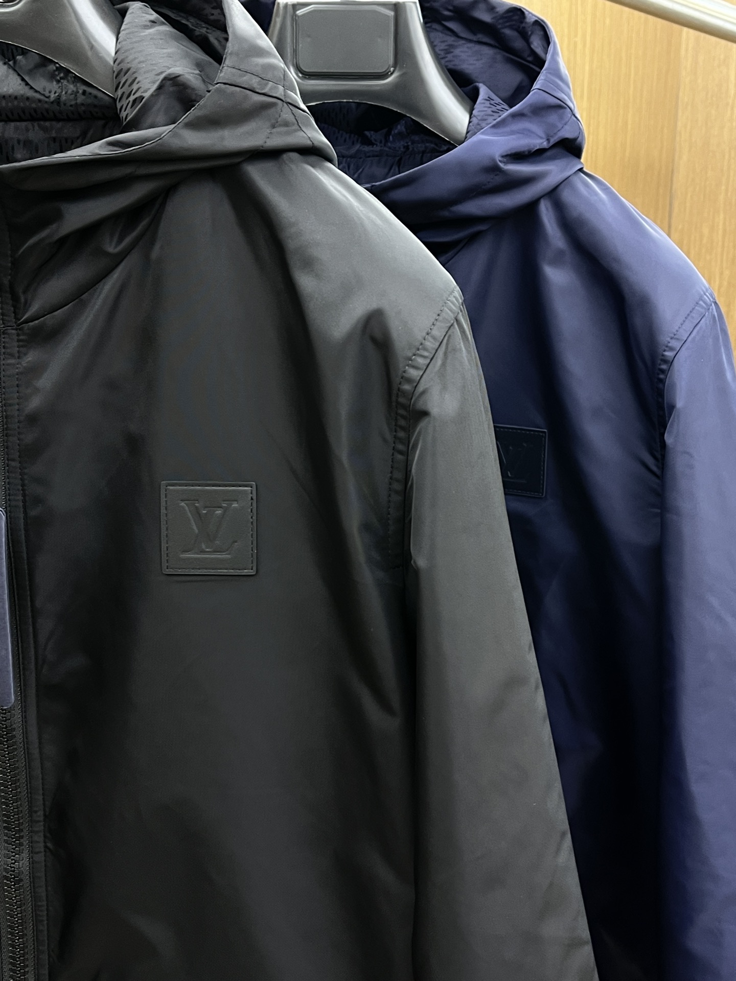 秋冬 LV🔥🔥ss秋冬新款发布❤️D连帽双面穿夹克外套 秋季大爆款 面料穿上就是舒适自在又显瘦的存在，慵