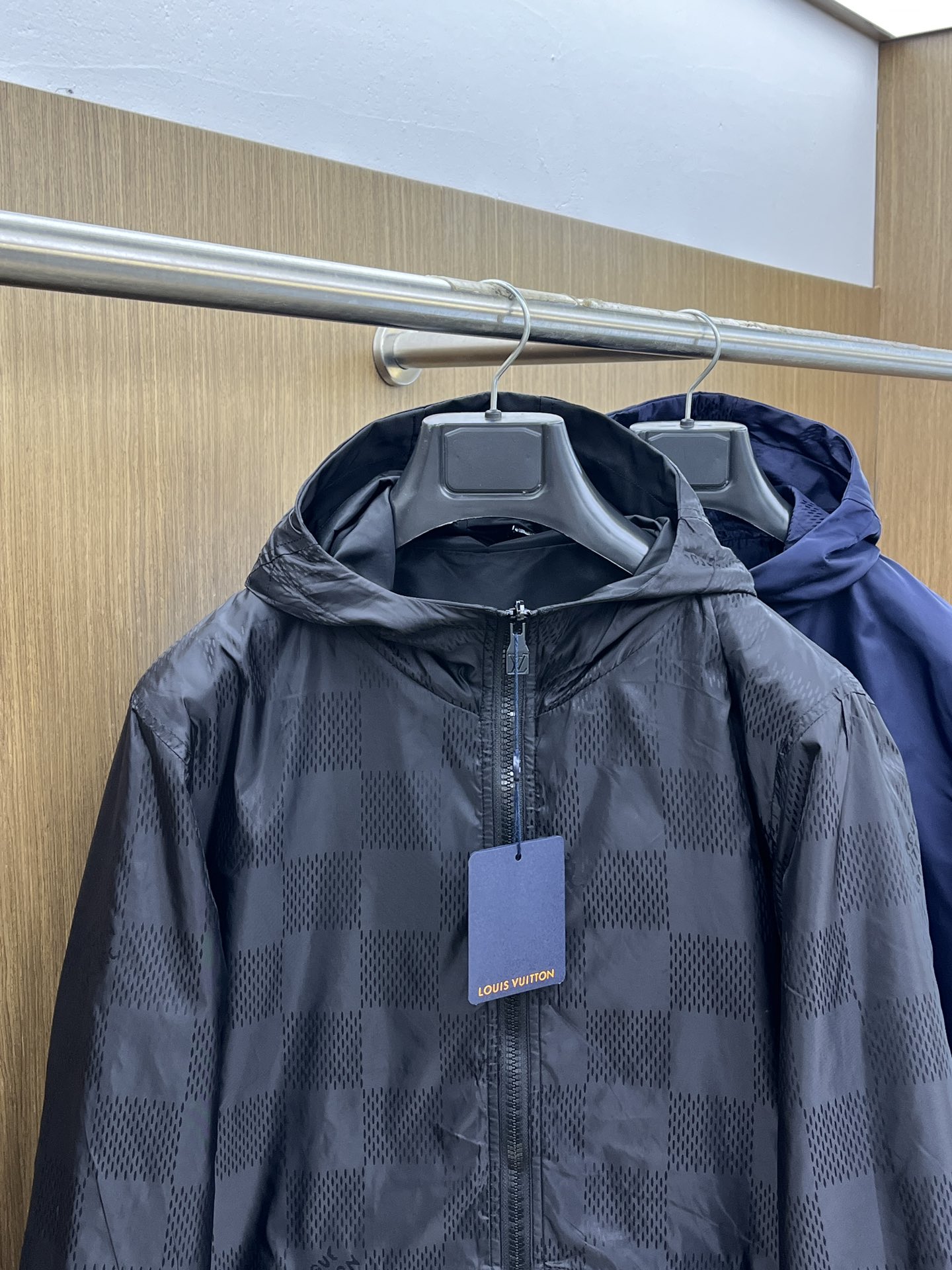 秋冬 LV🔥🔥ss秋冬新款发布❤️D连帽双面穿夹克外套 秋季大爆款 面料穿上就是舒适自在又显瘦的存在，慵