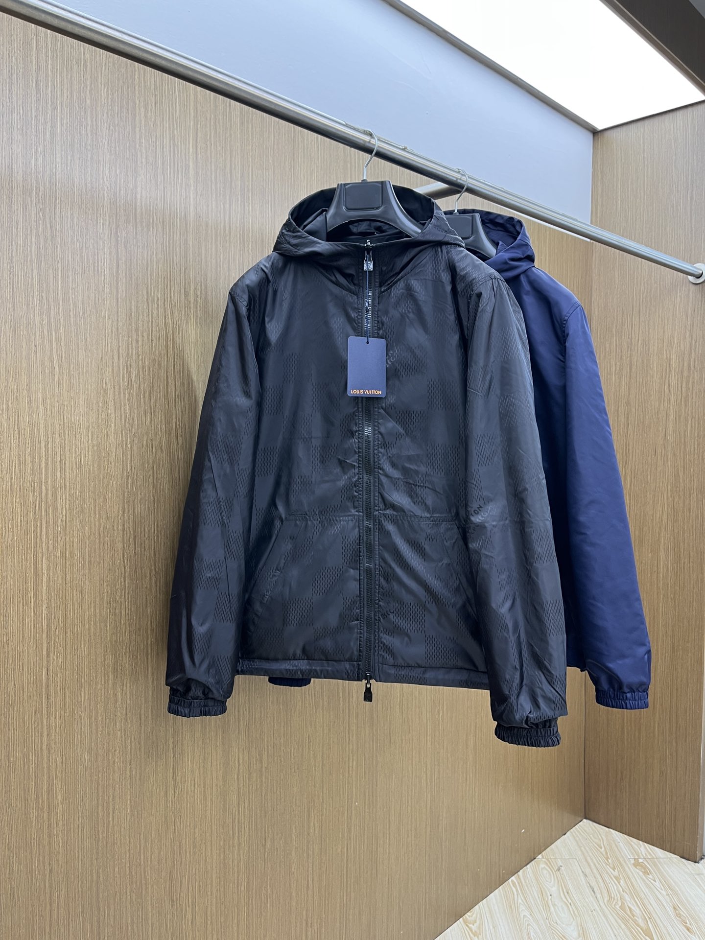 秋冬 LV🔥🔥ss秋冬新款发布❤️D连帽双面穿夹克外套 秋季大爆款 面料穿上就是舒适自在又显瘦的存在，慵