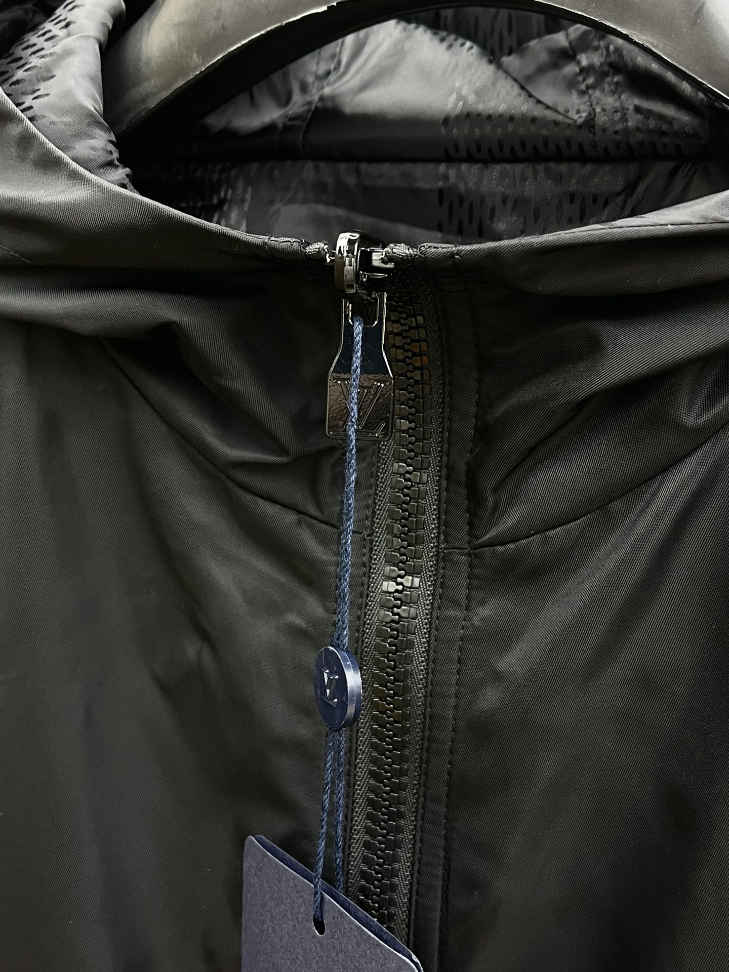 秋冬 LV🔥🔥ss秋冬新款发布❤️D连帽双面穿夹克外套 秋季大爆款 面料穿上就是舒适自在又显瘦的存在，慵