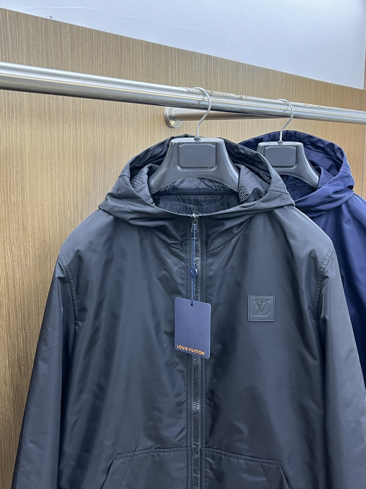 秋冬 LV🔥🔥ss秋冬新款发布❤️D连帽双面穿夹克外套 秋季大爆款 面料穿上就是舒适自在又显瘦的存在，慵