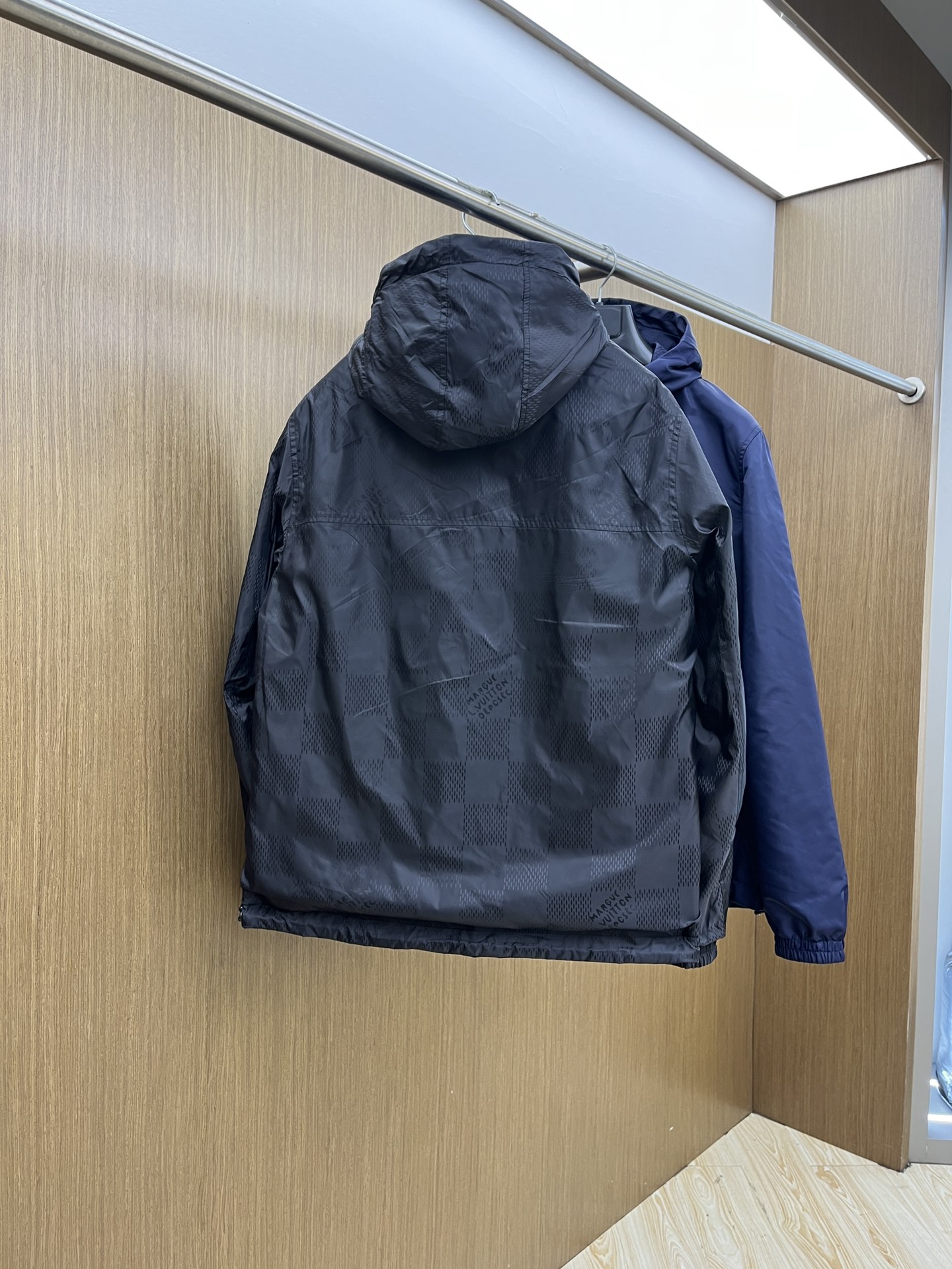 秋冬 LV🔥🔥ss秋冬新款发布❤️D连帽双面穿夹克外套 秋季大爆款 面料穿上就是舒适自在又显瘦的存在，慵