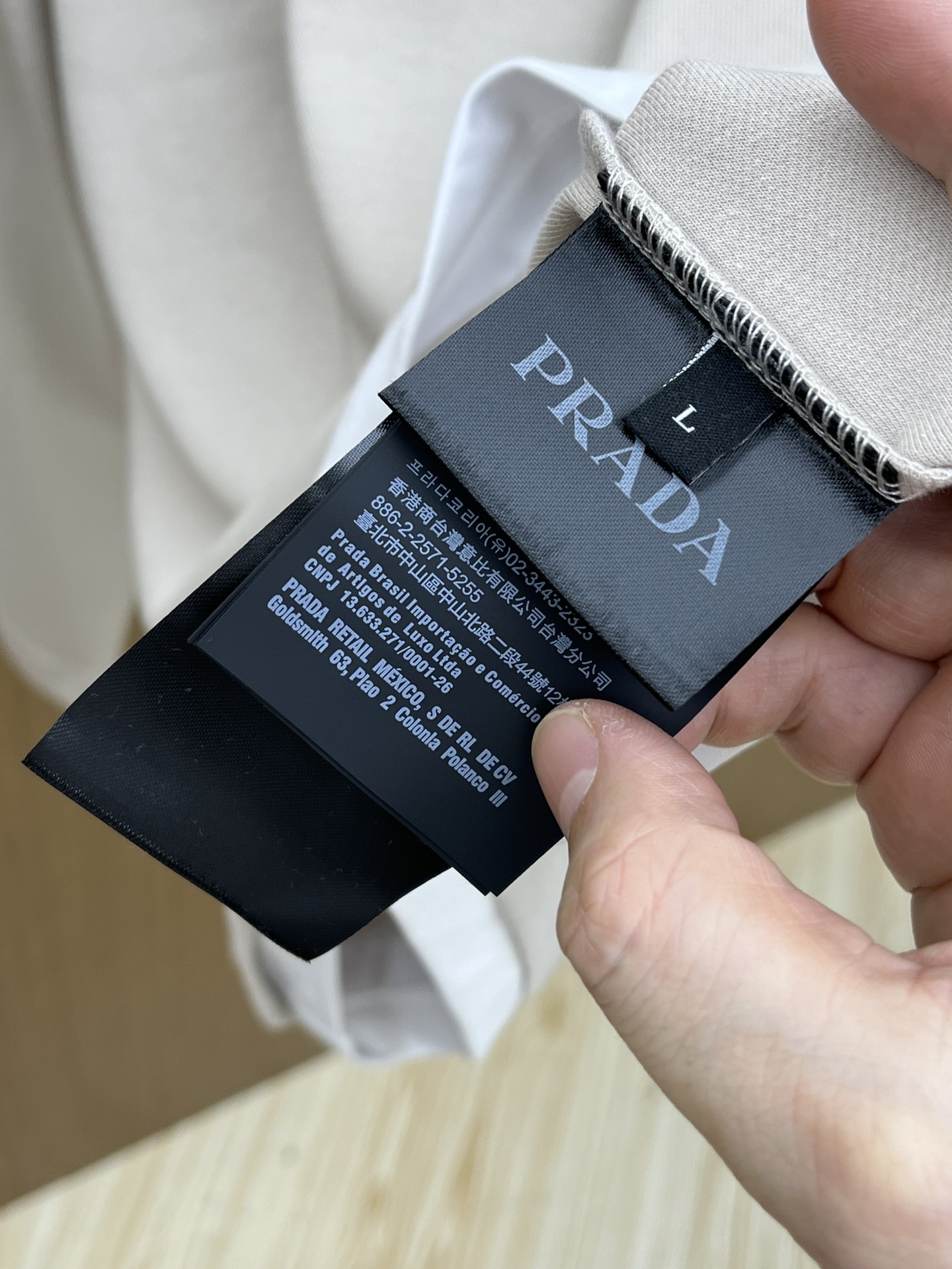 秋冬 PD 🔥秋冬PRADA双层领长袖 选用珍珠绒 面料细腻柔软上身舒适 简约时尚 适配商务、fjj休闲