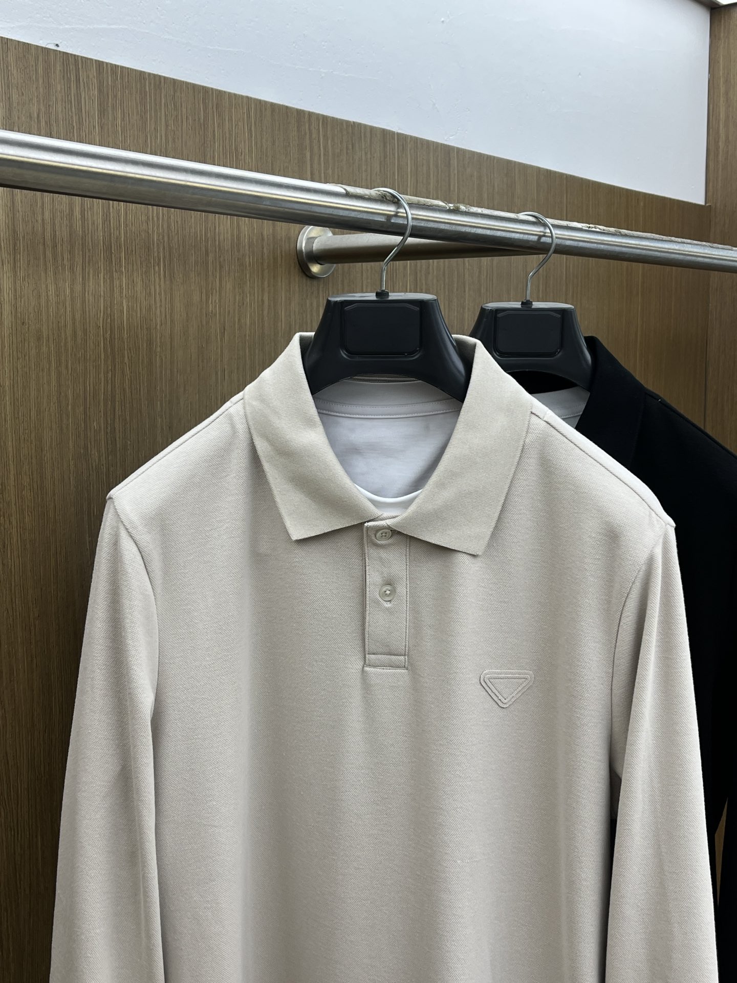 秋冬 PD 🔥秋冬PRADA双层领长袖 选用珍珠绒 面料细腻柔软上身舒适 简约时尚 适配商务、fjj休闲