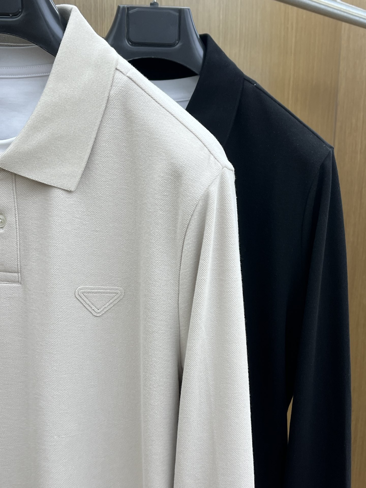 秋冬 PD 🔥秋冬PRADA双层领长袖 选用珍珠绒 面料细腻柔软上身舒适 简约时尚 适配商务、fjj休闲