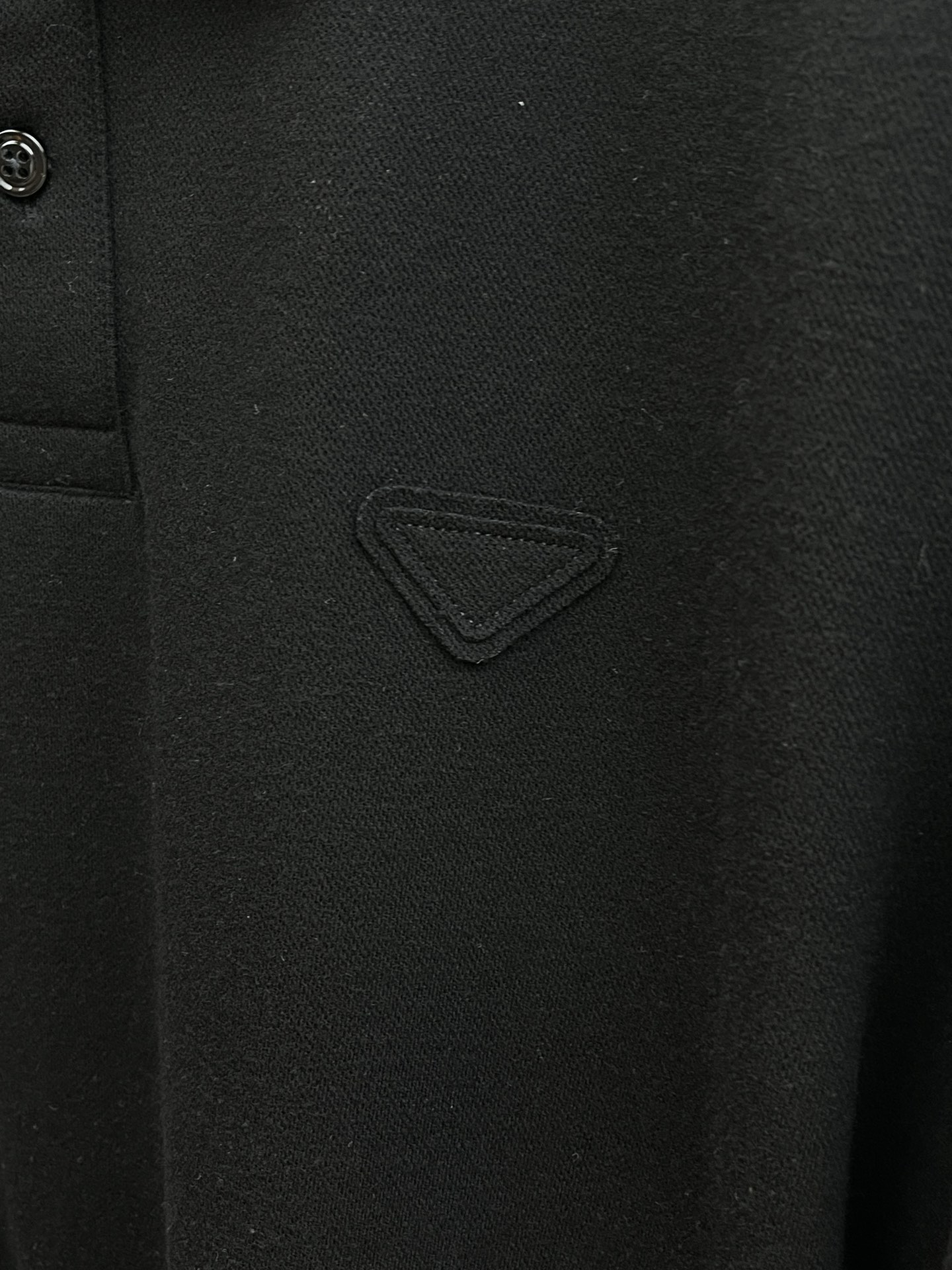 秋冬 PD 🔥秋冬PRADA双层领长袖 选用珍珠绒 面料细腻柔软上身舒适 简约时尚 适配商务、fjj休闲