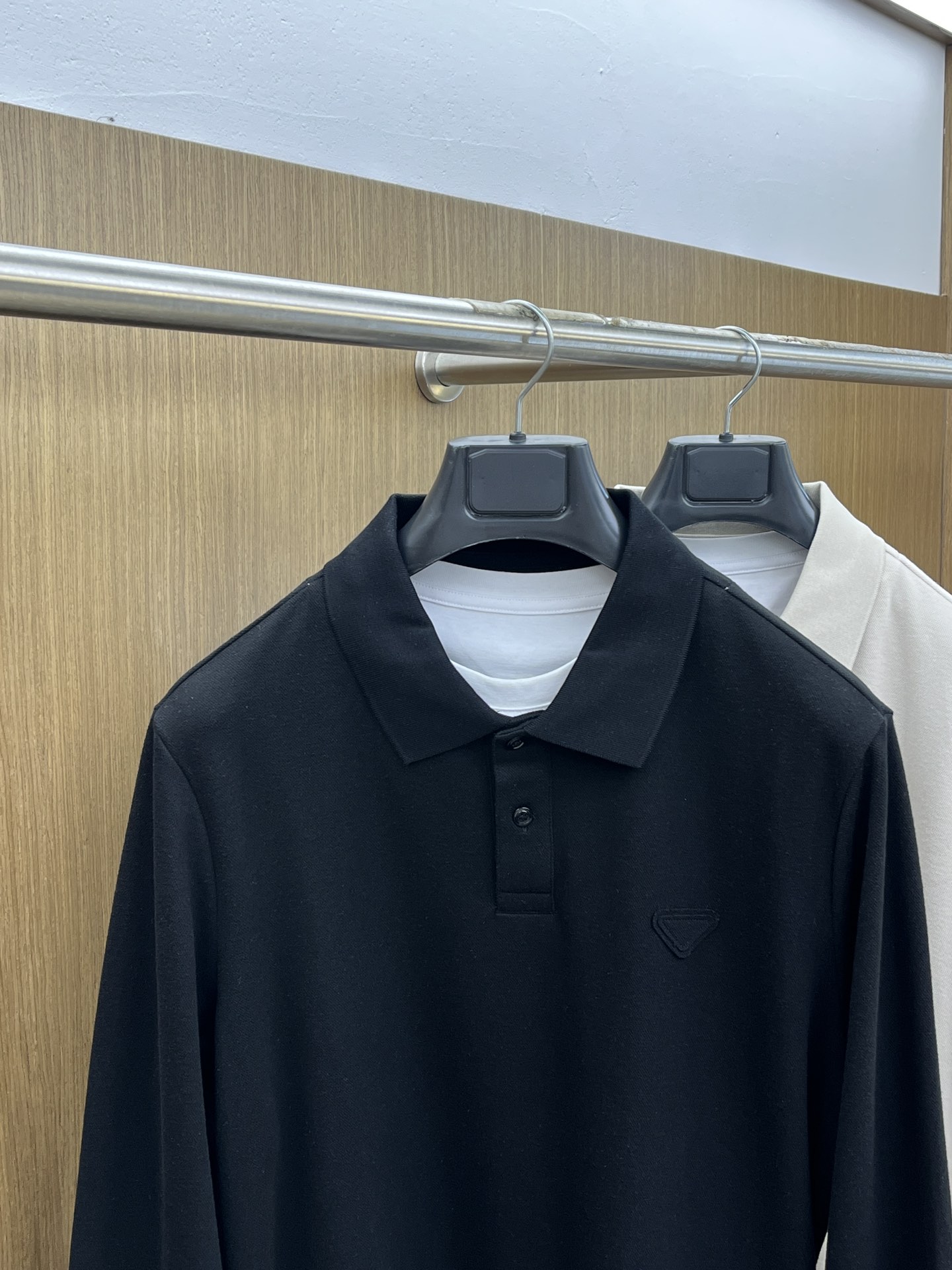 秋冬 PD 🔥秋冬PRADA双层领长袖 选用珍珠绒 面料细腻柔软上身舒适 简约时尚 适配商务、fjj休闲