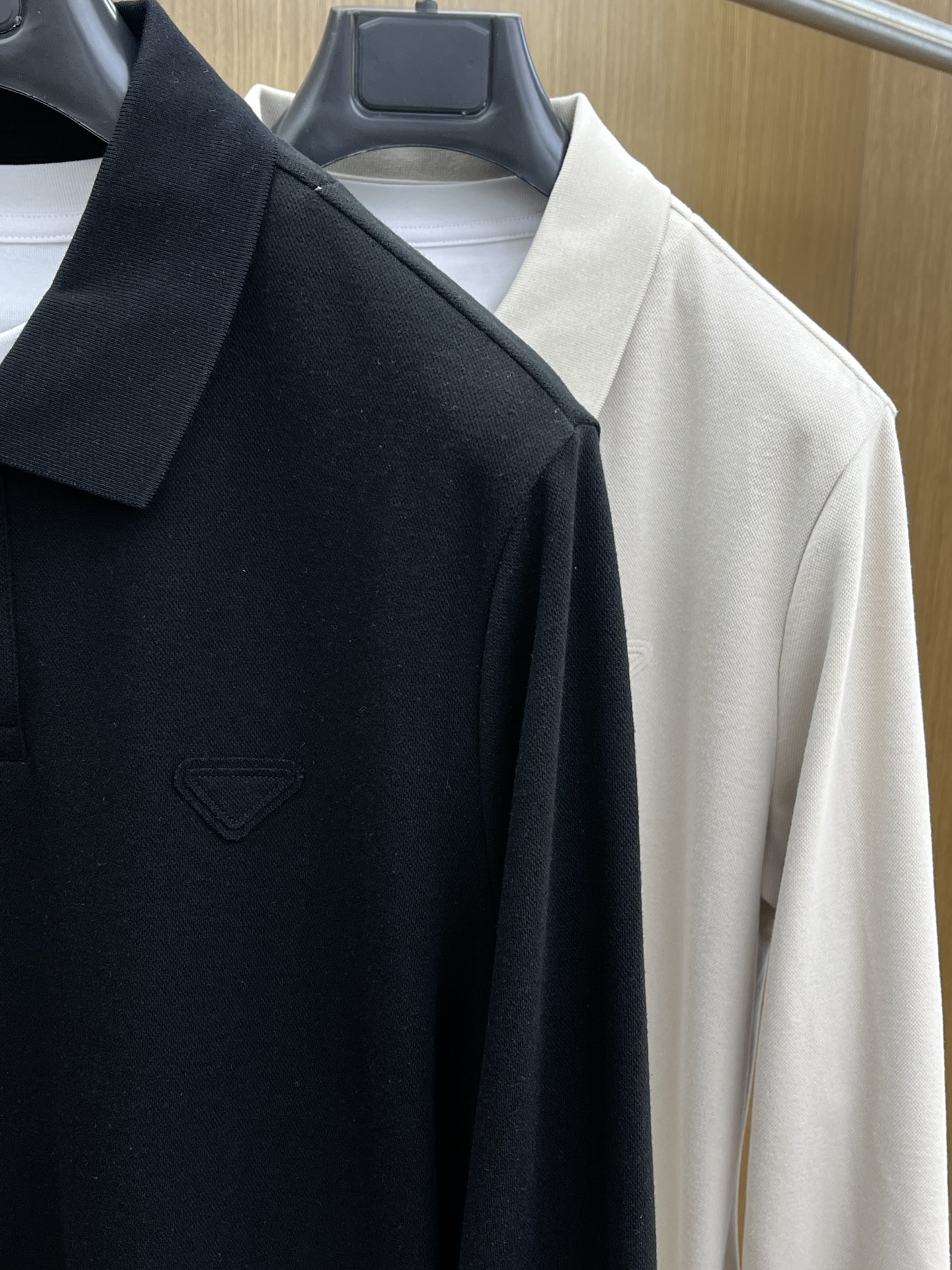 秋冬 PD 🔥秋冬PRADA双层领长袖 选用珍珠绒 面料细腻柔软上身舒适 简约时尚 适配商务、fjj休闲