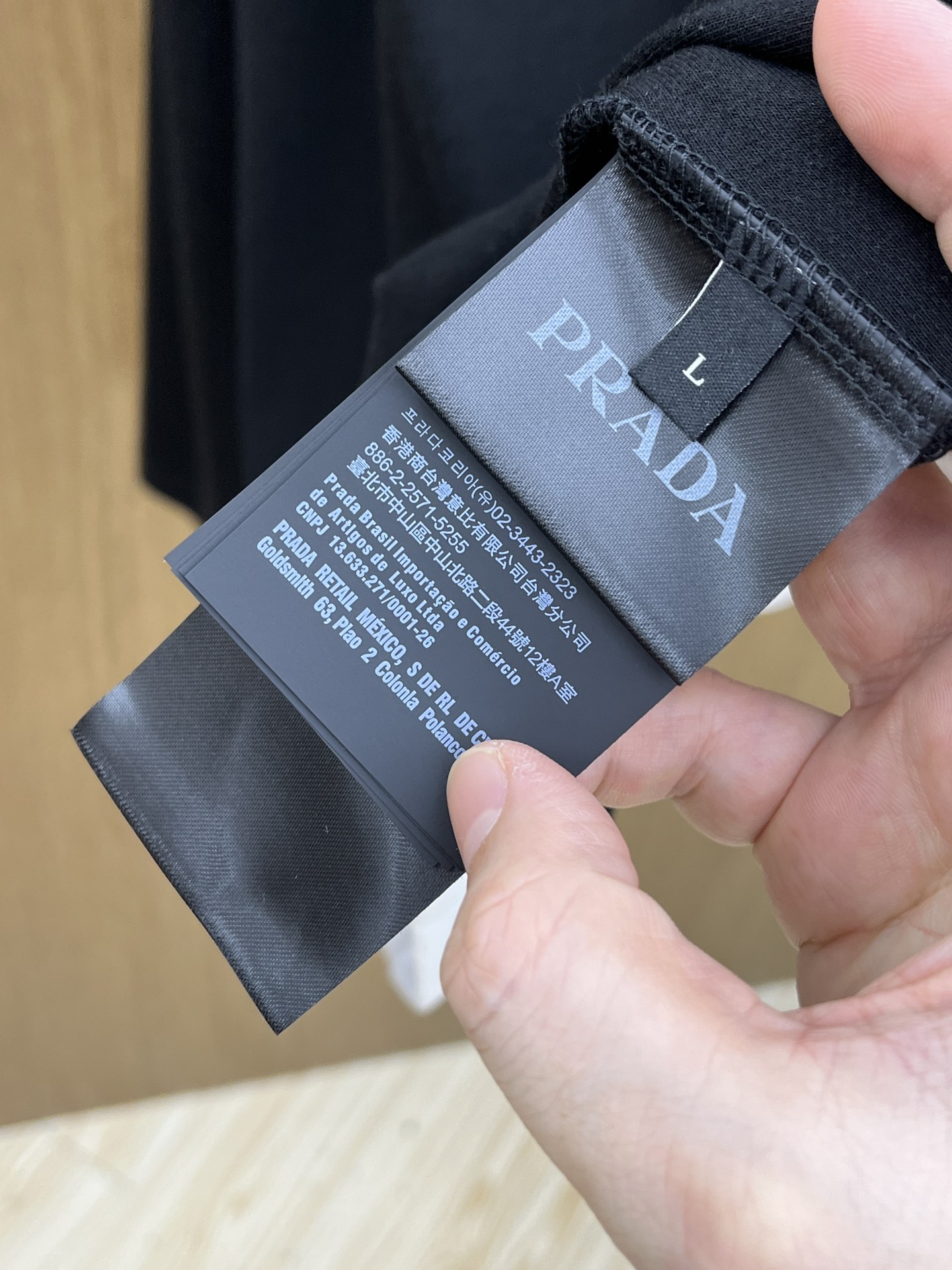 秋冬 PD 🔥秋冬PRADA双层领长袖 选用珍珠绒 面料细腻柔软上身舒适 简约时尚 适配商务、fjj休闲