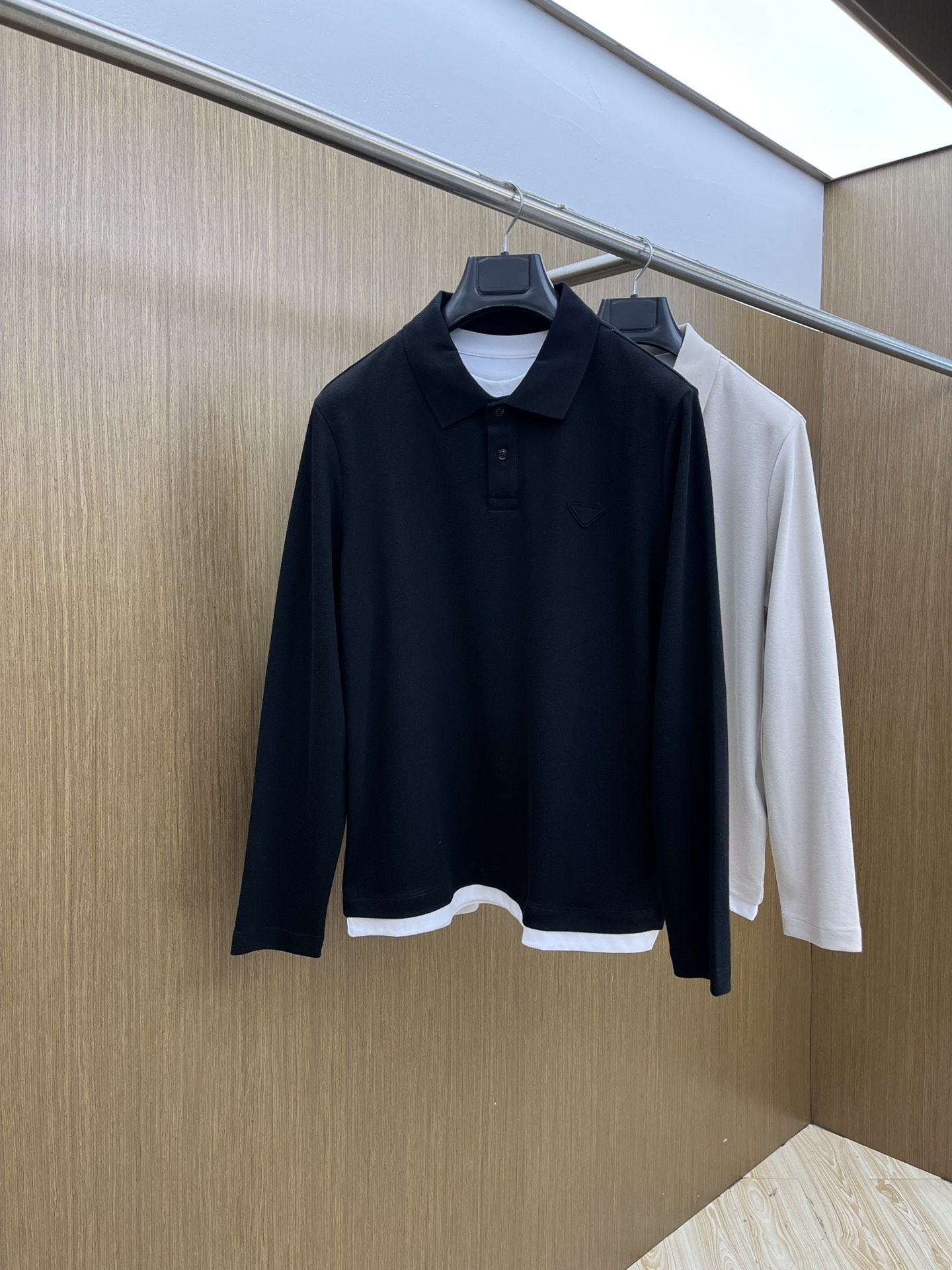 NO:518915,Autumn and Winter PD Autumn and Winter PRADA double-layer collar long sleeves Choose pearl velvet. The fabric is delicate, soft and comfortable on the upper body. Simple and fashionable. Suitable for business, fjj casual and other occasions. Number of codes...48-56,,prada,alexander wang19860909秋冬 PD 秋冬PRADA双层领长袖 选用珍珠绒 面料细腻柔软上身舒适 简约时尚 适配商务、fjj休闲等多种场合 码数……48-56,,prada,alexander wang,Men's clothing