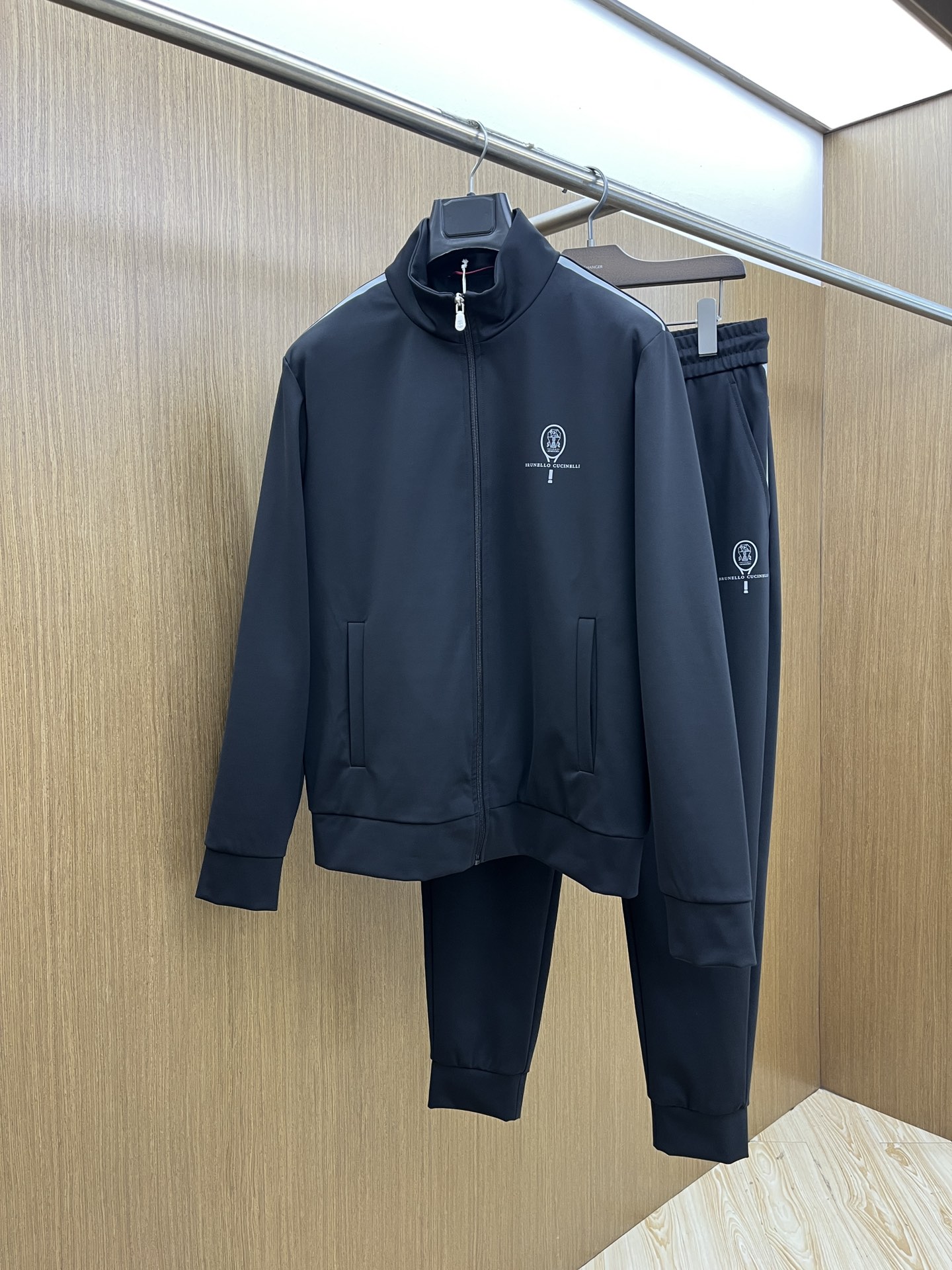 NO:518919,Autumn and Winter/Set BC-Brunello Cucineli Exclusively available for new casual sports suits High-end version!  Customized fabrics are breathable and comfortable, with impeccable details, and the brand element design concept reflects high quality. Fjj feels delicate and soft!  It is casually cut, with a great upper body style!  Number of codes: M-3XL, brunello cucinelli, alexander wang19860909秋冬/套 BC-Brunello Cucineli 布鲁内洛·库奇内利独家专供新款休闲运动套装 高端版本！定制面料 透气舒适度高,细节无可挑剔,品牌元素设计理念,体现高品质.fjj手感细腻柔软！呈现休闲裁剪,上身版型超赞！码数: M-3XL,,brunello cucinelli,alexander wang,Men's clothing