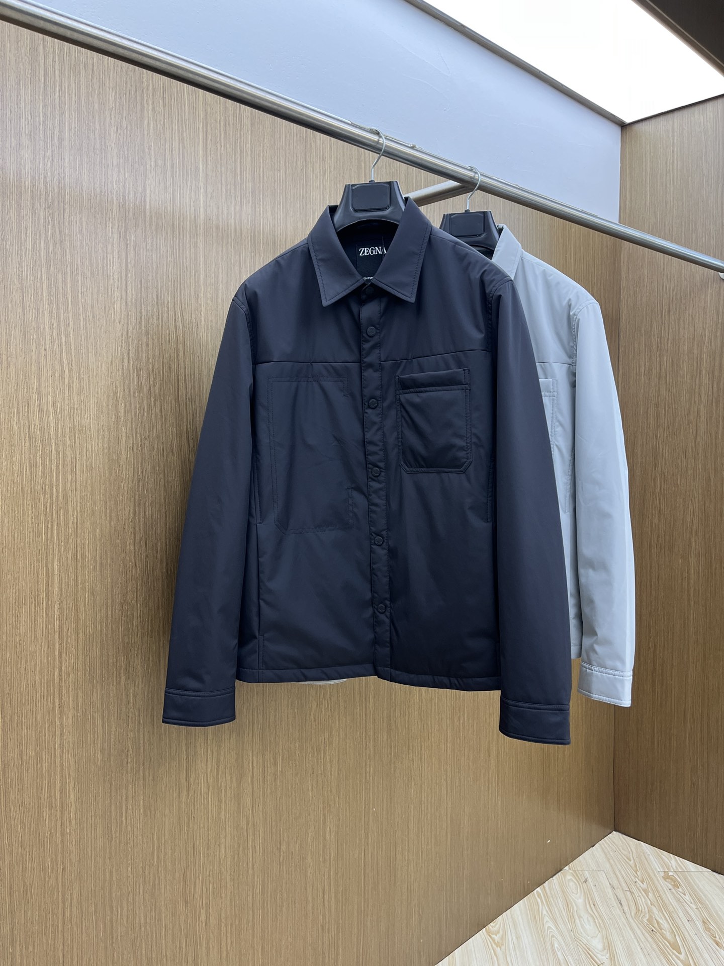 NO:518922,Autumn and Winter Zz FW men's classic fashion thin cotton jacket Business High-tech fabric feels delicate and soft, customer-supplied top-grade polyamide nylon fiber fabric, extremely delicate and oily texture. It has high elastic recovery effect, wrinkle, windproof, sun protection, waterproof, breathable, comfortable and no stuffy feeling. The cutting process will also fully reflect the fullest, fjj snap placket is full of sunshine and vitality! Classic brand simple style, fashionable and versatile color black, gray Size 48/50/52/54/56 (M-3XL) 48 shoulder width 44 bust 110 Clothes length 68 sleeve length 63, Jackets & coats, alexander wang19860909秋冬 Zz FW秋冬男士经典时尚薄棉外套 商务 高科技面料手感细腻柔软,客供顶级聚酰胺锦纶纤维面料,极为细腻的油润质感.具有高弹性回复效果,抗皱防风防晒防水,透气舒适无闷热感.裁剪工艺也将体现的淋漓尽致,fjj按扣门襟充满阳光活力! 经典品牌简约风格,时尚百搭 颜色黑,灰 尺码 48/50/52/54/56（M-3XL） 48肩宽44胸围110 衣长68袖长63,,jackets & coats,alexander wang,Men's clothing