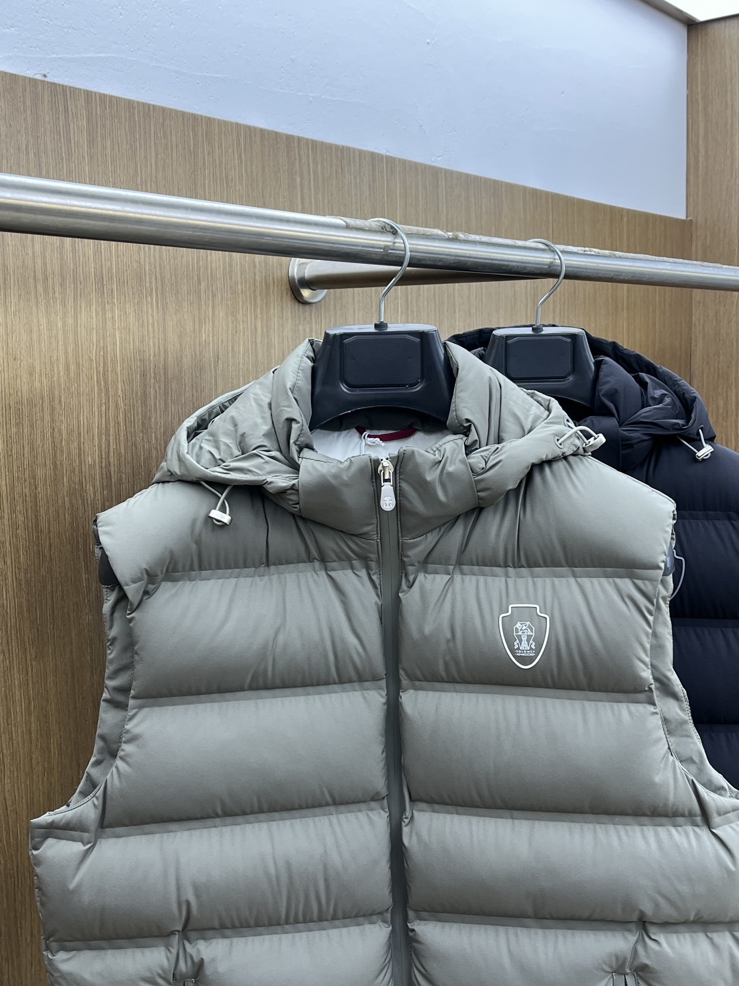 秋冬 🔥Brunello Cucinelli25秋冬款羽绒马甲 BC秋冬款的马甲采用高品质羽绒填充工艺,