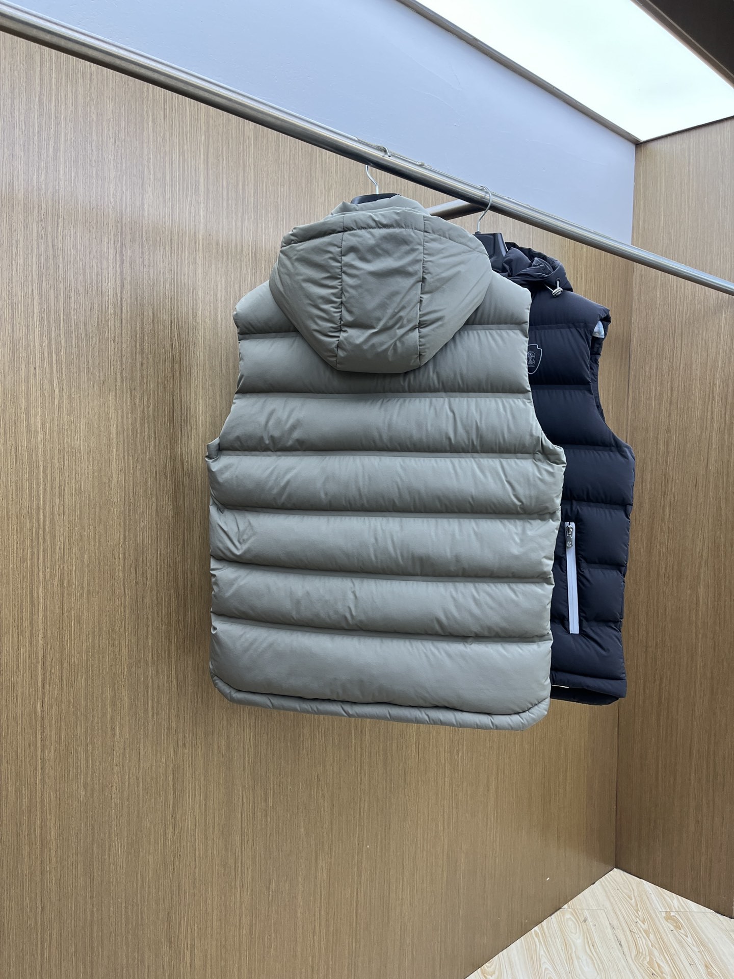 秋冬 🔥Brunello Cucinelli25秋冬款羽绒马甲 BC秋冬款的马甲采用高品质羽绒填充工艺,