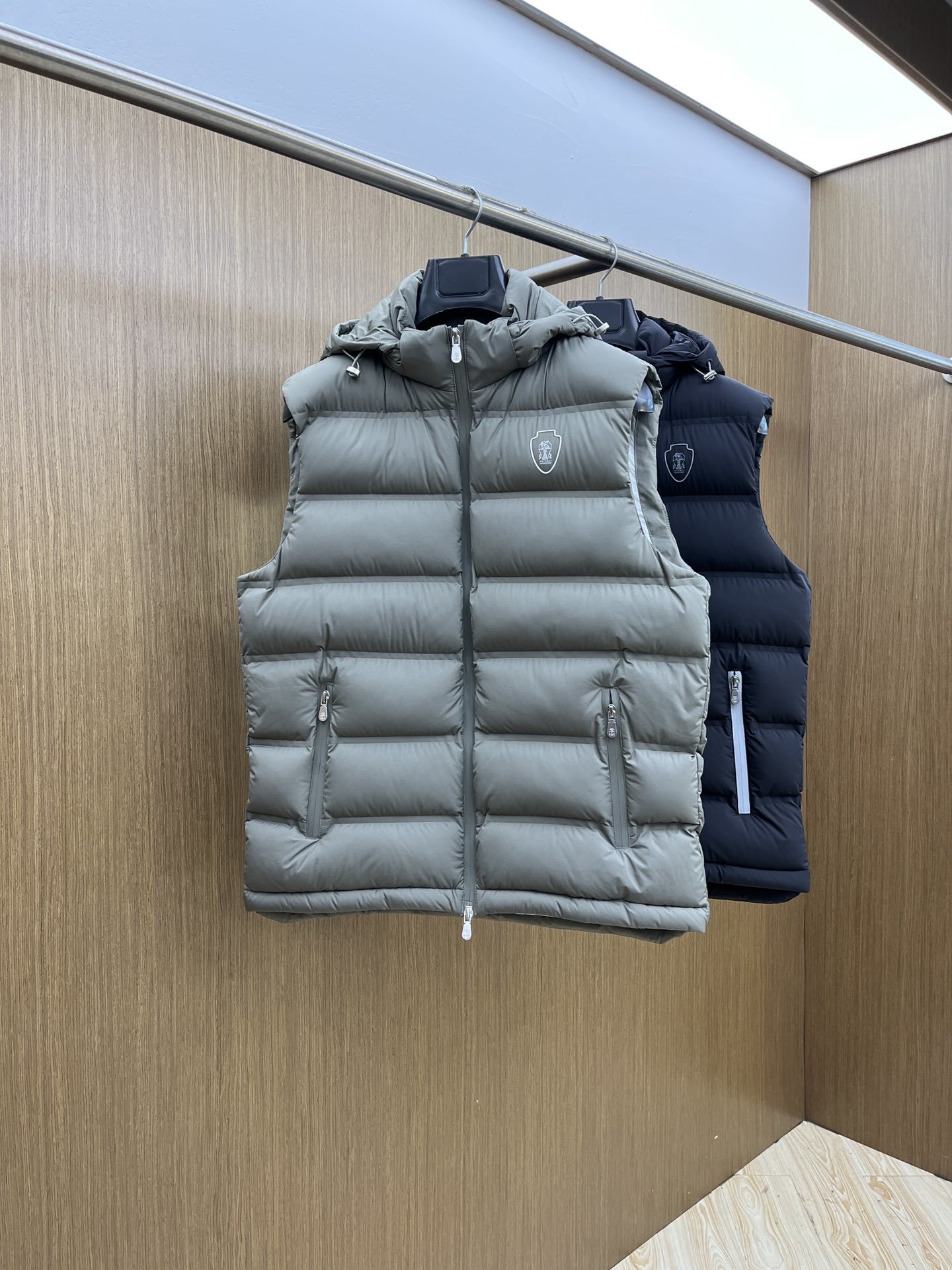 秋冬 🔥Brunello Cucinelli25秋冬款羽绒马甲 BC秋冬款的马甲采用高品质羽绒填充工艺,
