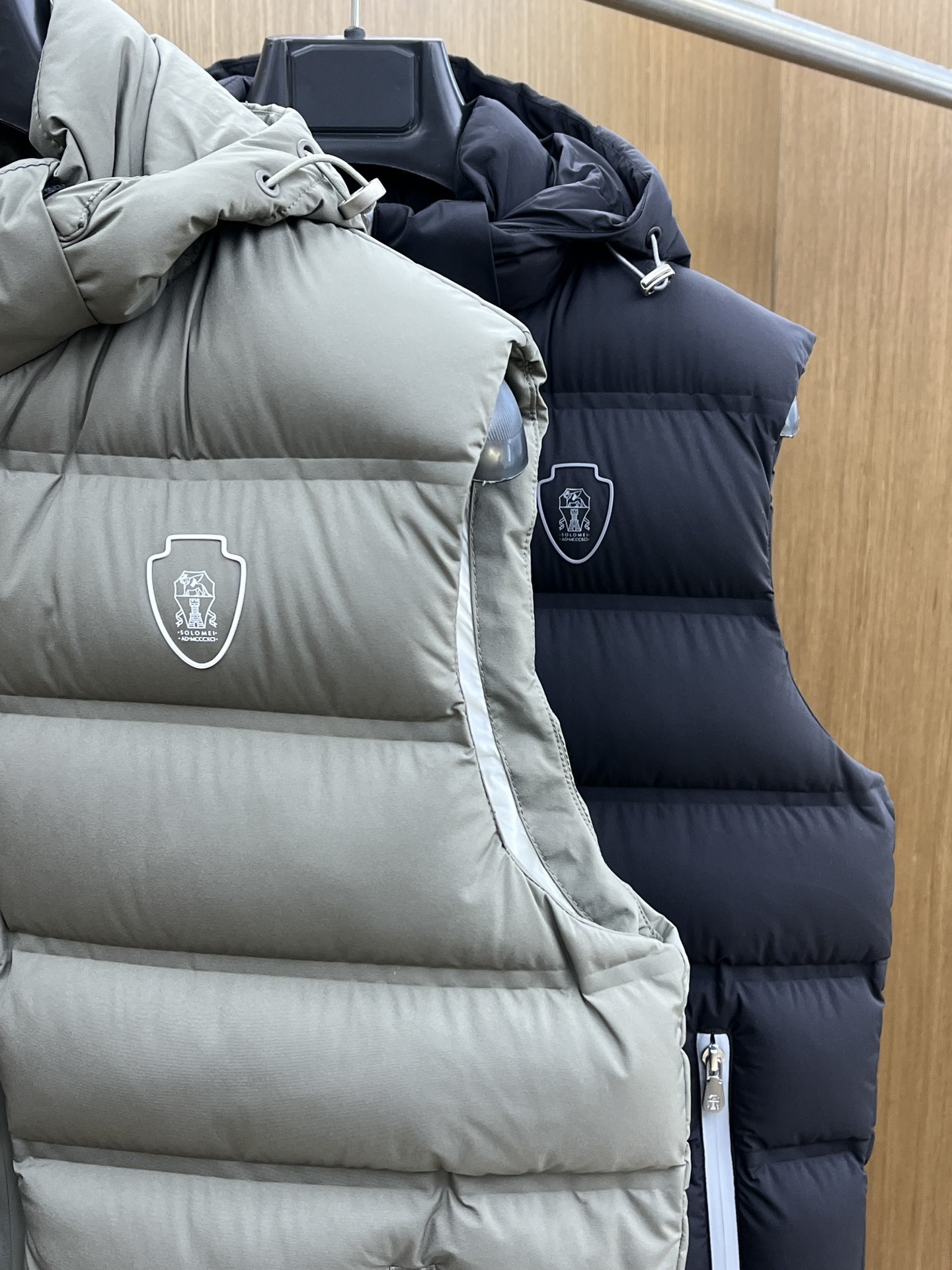 秋冬 🔥Brunello Cucinelli25秋冬款羽绒马甲 BC秋冬款的马甲采用高品质羽绒填充工艺,