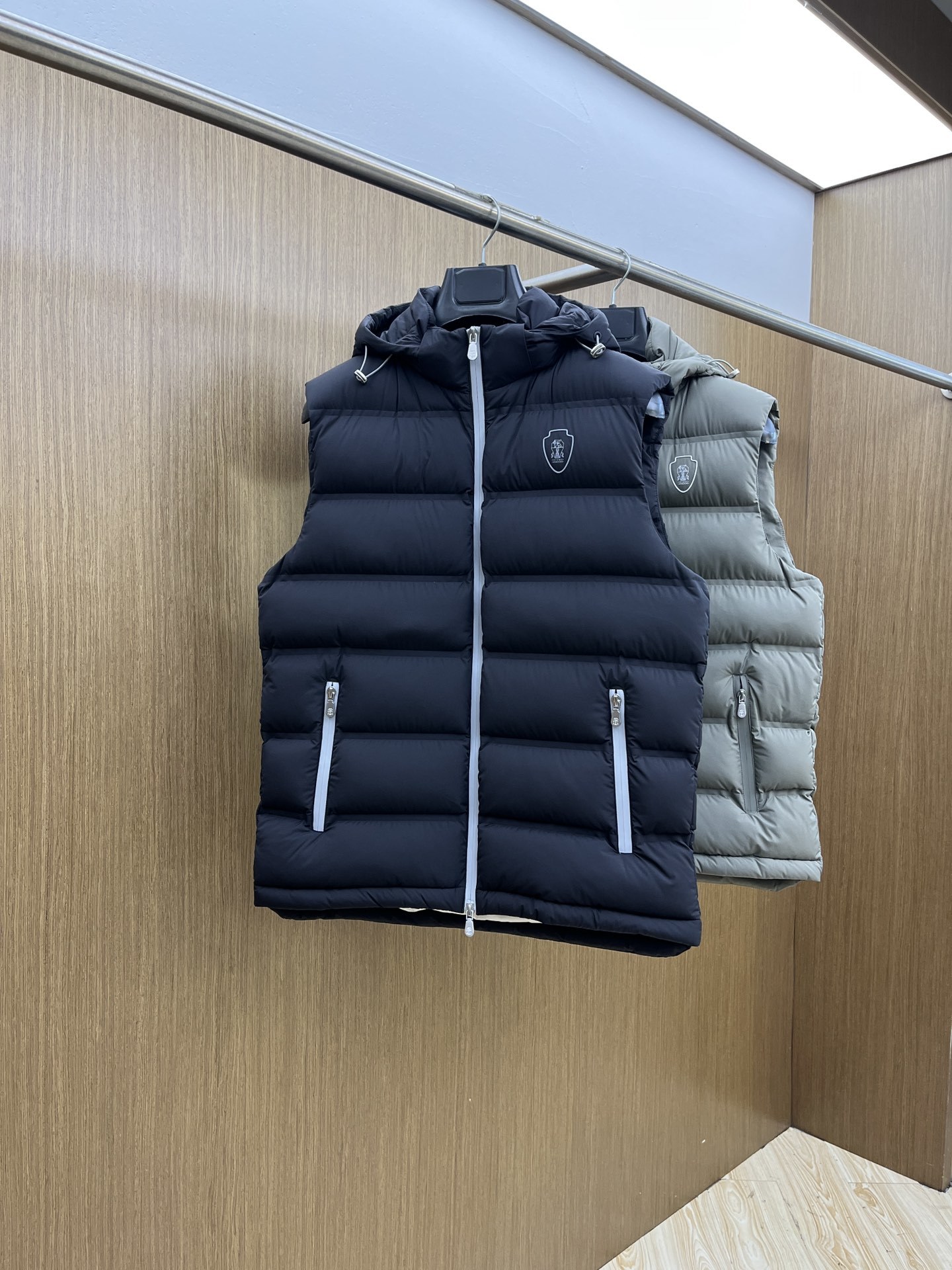秋冬 🔥Brunello Cucinelli25秋冬款羽绒马甲 BC秋冬款的马甲采用高品质羽绒填充工艺,