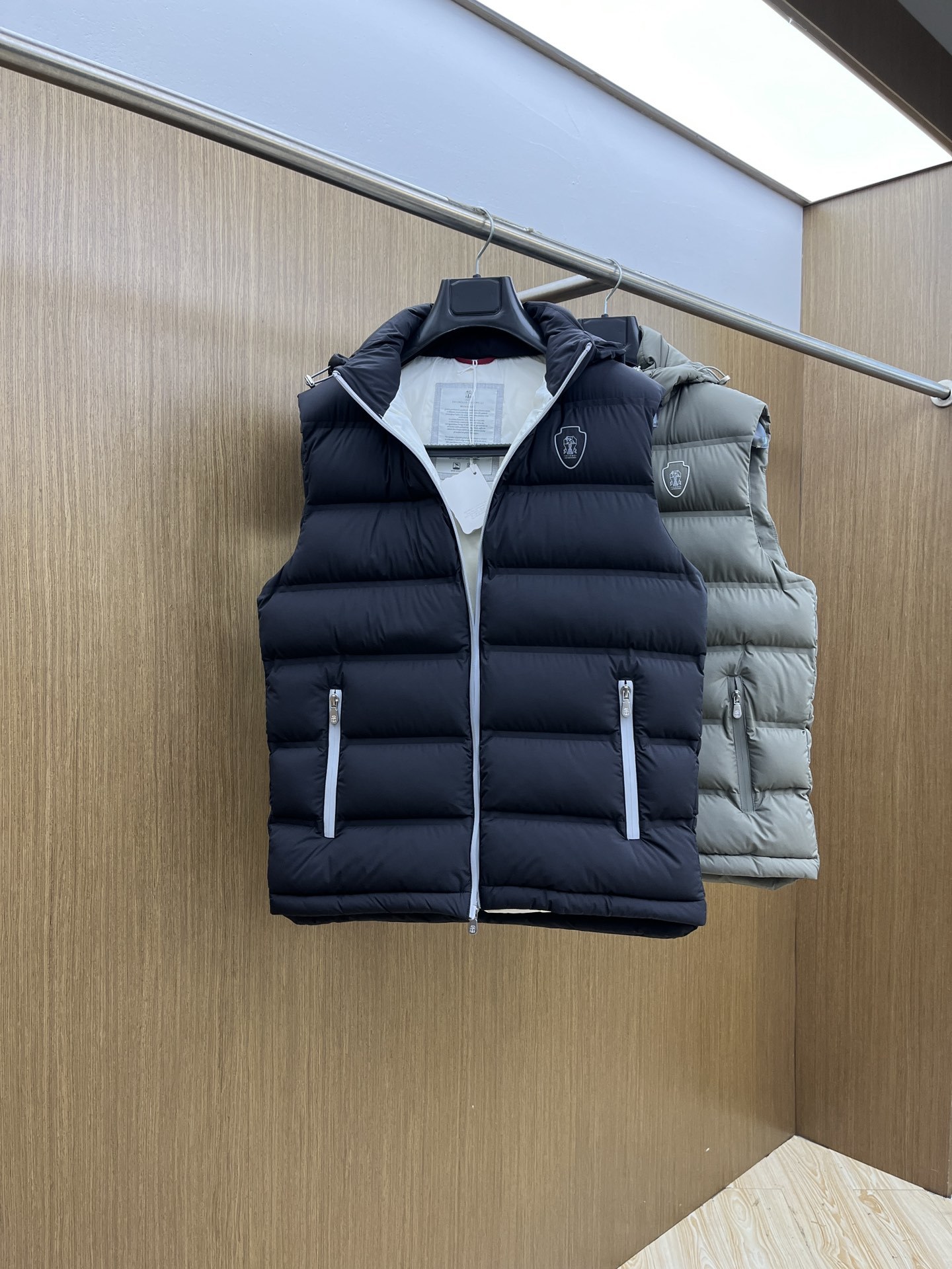 秋冬 🔥Brunello Cucinelli25秋冬款羽绒马甲 BC秋冬款的马甲采用高品质羽绒填充工艺,