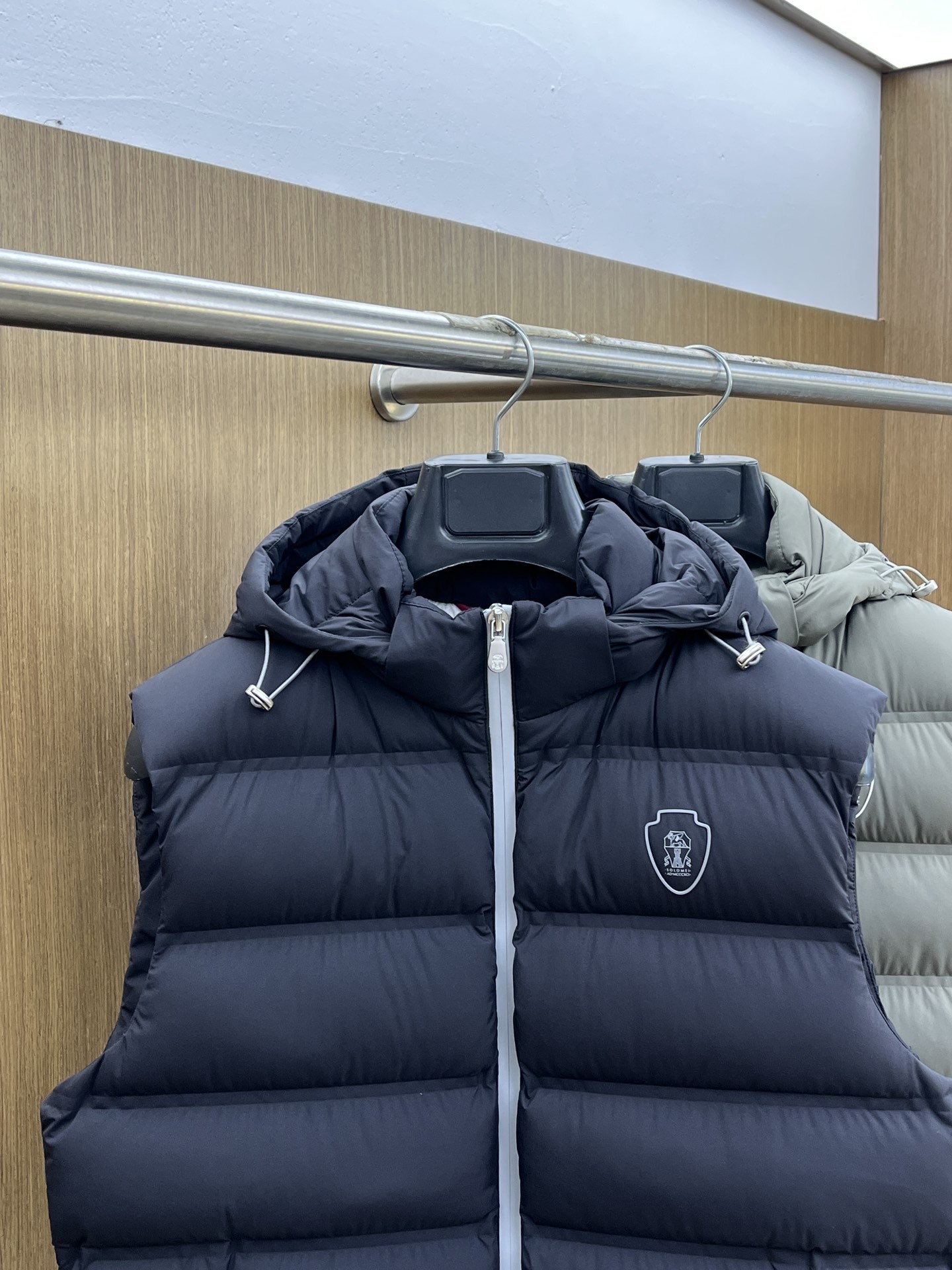 秋冬 🔥Brunello Cucinelli25秋冬款羽绒马甲 BC秋冬款的马甲采用高品质羽绒填充工艺,