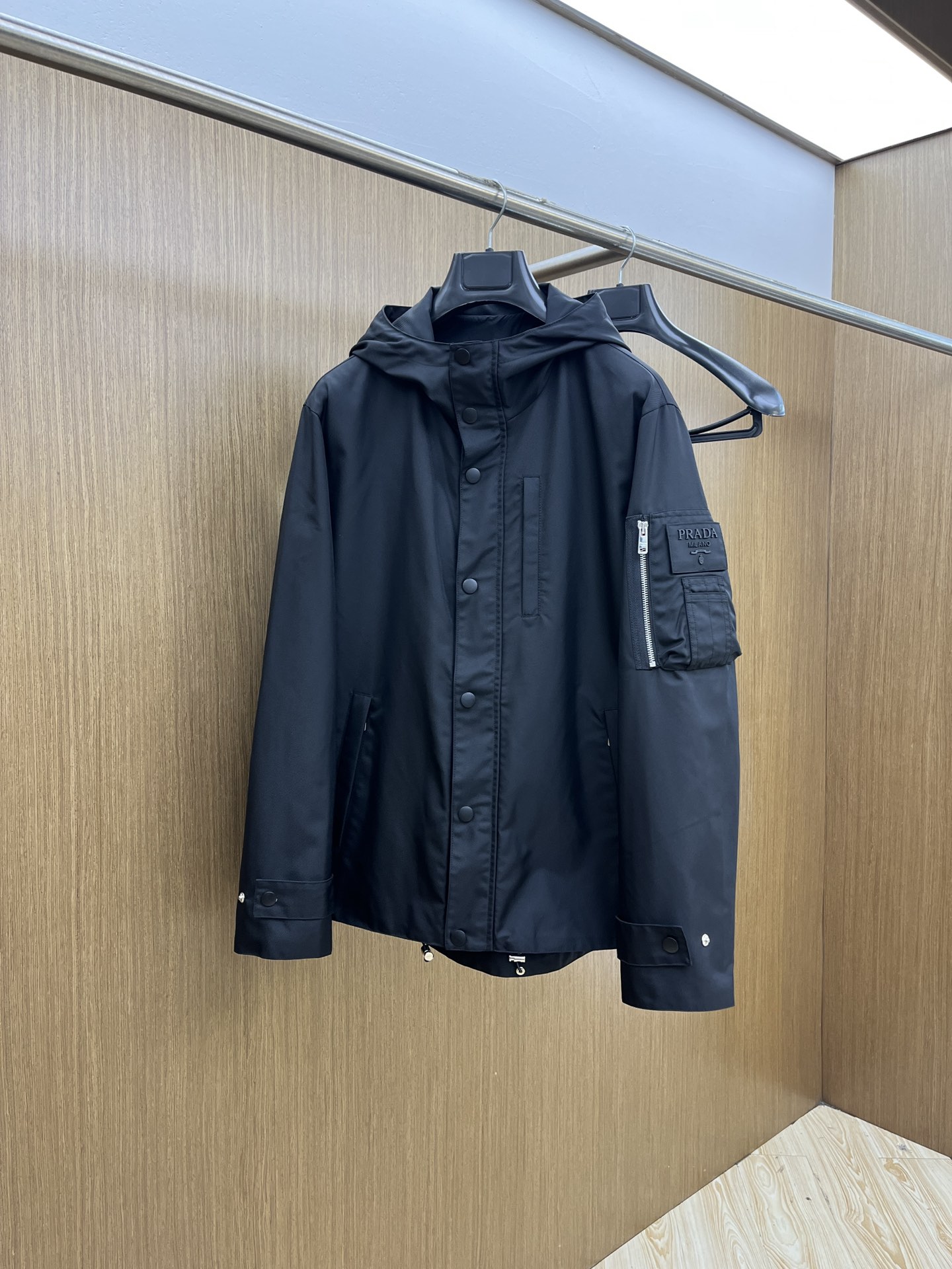 NO:518931,Autumn and Winter PD 1955ss Autumn and Winter New Style Release Prada Hooded Jacket, a popular autumn hooded jacket, is comfortable and comfortable to wear, fsh is lazy and casual, combined with clean and simple colors, it is particularly pleasing to look at, suitable for daily wear~ I love to launch sports items embellished with vitality prints!  Size M-3XL complete three standards, prada, jackets & coats, jackets & coats,hats,alexander wang19860909秋冬 PD 1955ss秋冬新款发布 普拉达连帽夹克外套,秋季爆款连帽夹克,穿上就是舒适自在又显瘦的存在,fsh慵懒而随性,结合干净简单的色系就特别耐看,适合日常穿着~倾情推出缀饰活力印花的运动单品！ 尺码M-3XL 三标齐全,,prada,jackets & coats,jackets & coats,hats,alexander wang,Men's clothing