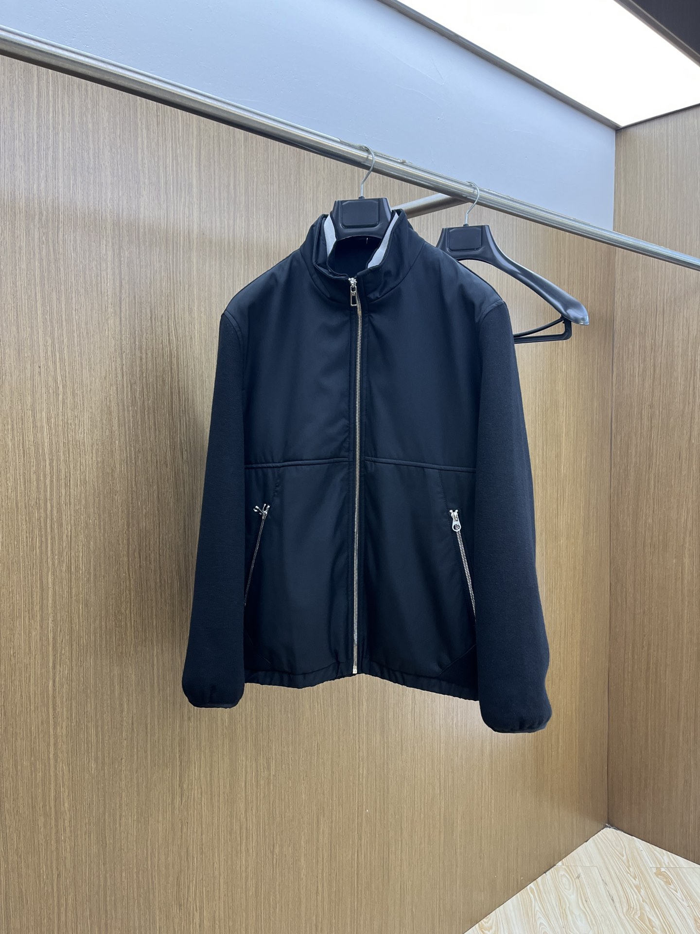 NO:518934,Autumn and Winter LP 1955ss Autumn and Winter latest fashionable men's stand-up collar splicing knitted jacket. A jacket with a classic design and appearance, the quality is even more unscrupulous. You can buy it directly, which is not to be mistaken for high-end products! Through the detailed pictures, you can feel its powerful aura, and the temperature concentration and keep warm is significant. FSH does not have to worry about a little chill! It is both fashionable and functional, and the whole style looks more luxurious and elegant! Size 48-56, loro piana, jackets & coats, jackets & coats, alexander wang19860909秋冬 LP 1955ss秋冬最新时尚男士立领拼接针织夹克. 经典设计感与颜值爆棚的外套,品质更是无法挑剔品控可以直接入手,不容过错的高端臻品！通过细节图片便可感受到它强悍的气场,聚温保暖效果显著,fsh完全不用担心会有一点寒意！时尚与功能性兼备,整款显得更加的奢华大气！ 尺码48-56,,loro piana,jackets & coats,jackets & coats,alexander wang,Men's clothing