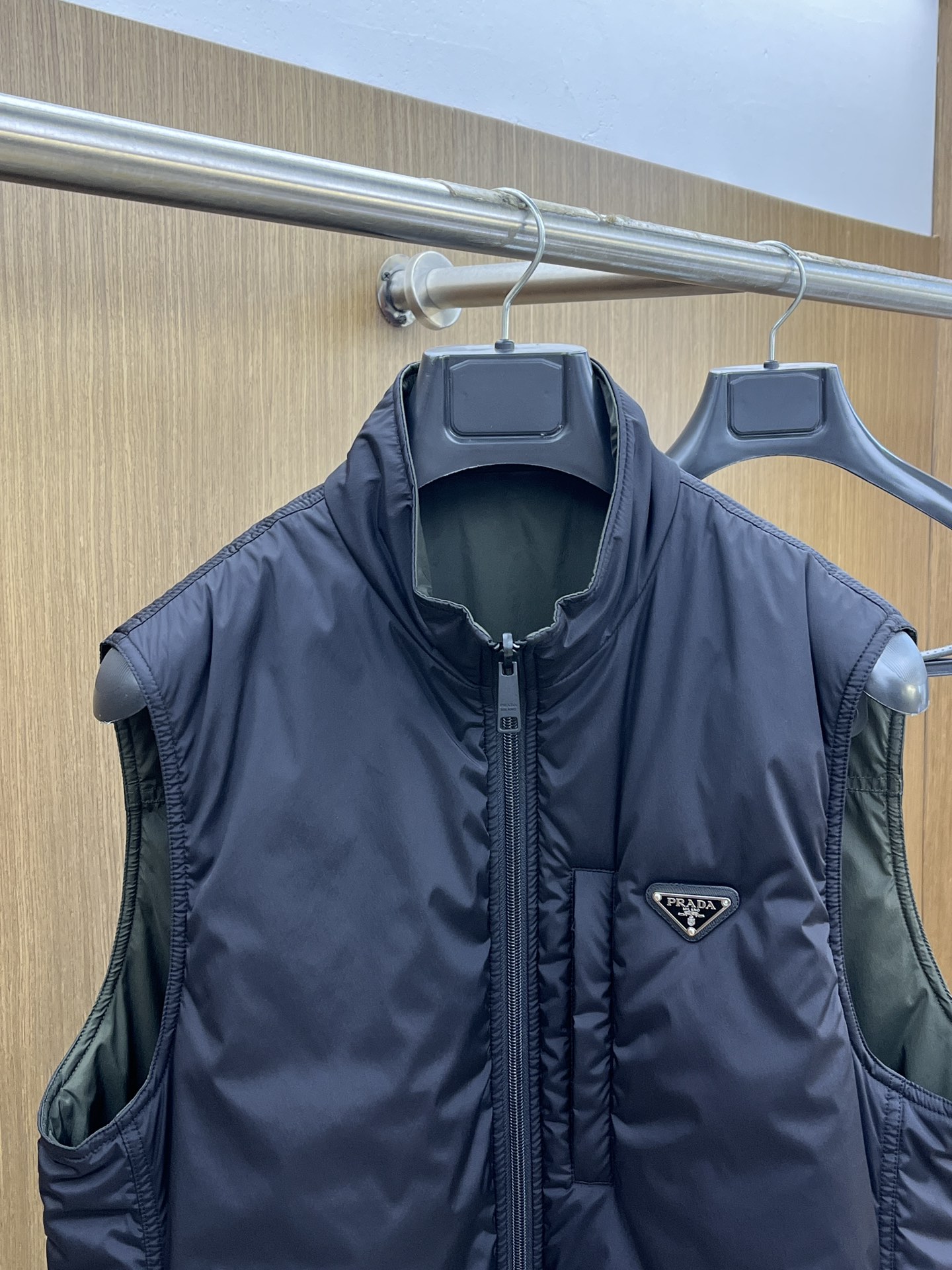 秋冬 PD 🔥🔥ss秋冬新款P家立领双面棉服马甲。经典设计感与颜值爆棚的外套，品质更是无法挑剔品控可以直