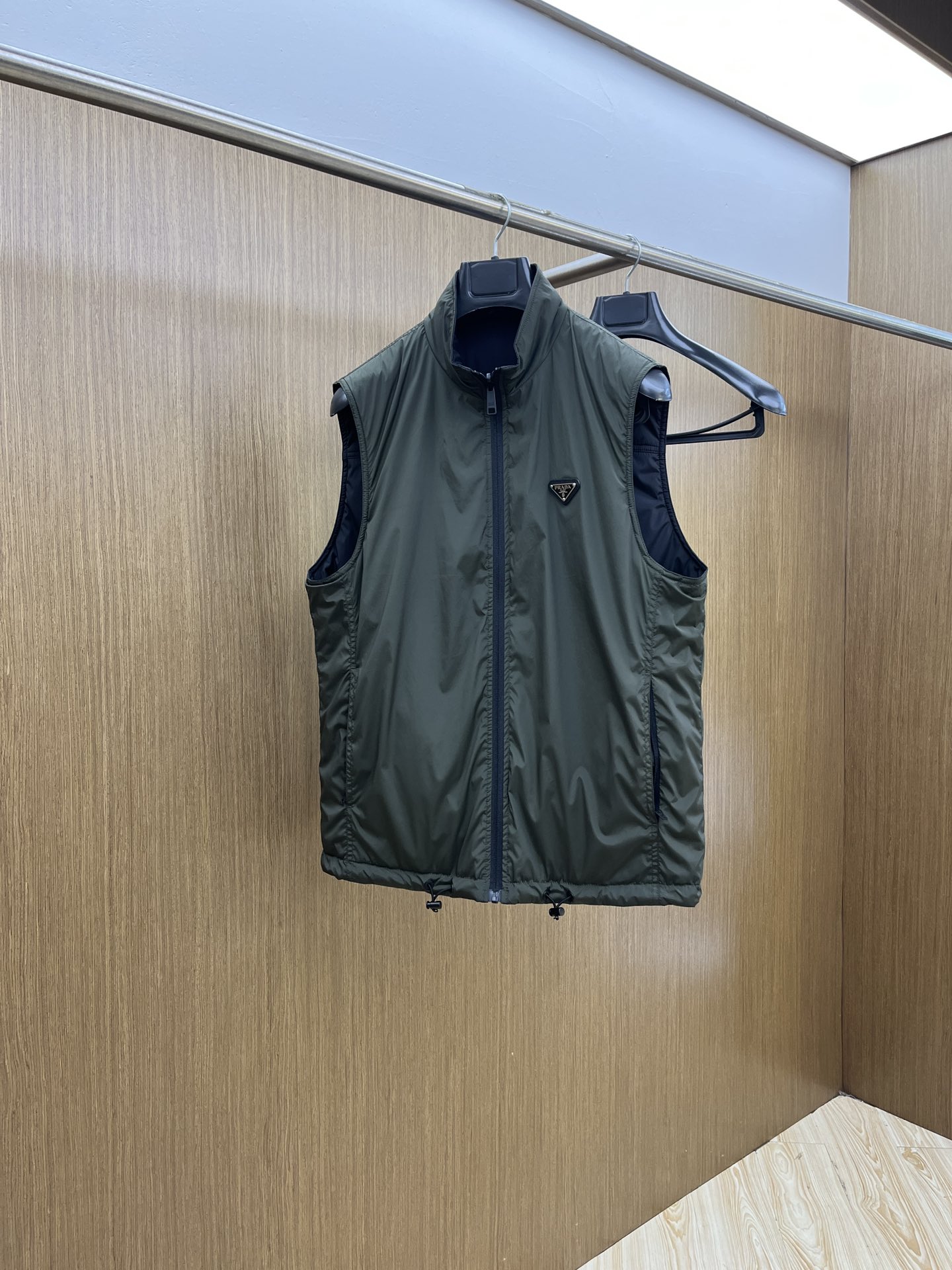 NO:518937,Autumn and Winter PD 1955ss Autumn and Winter New P home stand-up collar double-sided cotton jacket vest. A jacket with a classic design and great appearance, and the quality is even more unscrupulous. You can buy it directly, which is not to be mistaken for high-end products! Through the detailed pictures, you can feel its powerful aura, and the temperature concentration and keep warm is significant. FSH does not have to worry about a little chill! It is both fashionable and functional, and the whole style looks more luxurious and elegant! Size 48-56, Jackets & coats,alexander wang19860909秋冬 PD 1955ss秋冬新款P家立领双面棉服马甲.经典设计感与颜值爆棚的外套,品质更是无法挑剔品控可以直接入手,不容过错的高端臻品！通过细节图片便可感受到它强悍的气场,聚温保暖效果显著,fsh完全不用担心会有一点寒意！时尚与功能性兼备,整款显得更加的奢华大气！ 尺码48-56,,jackets & coats,alexander wang,Men's clothing