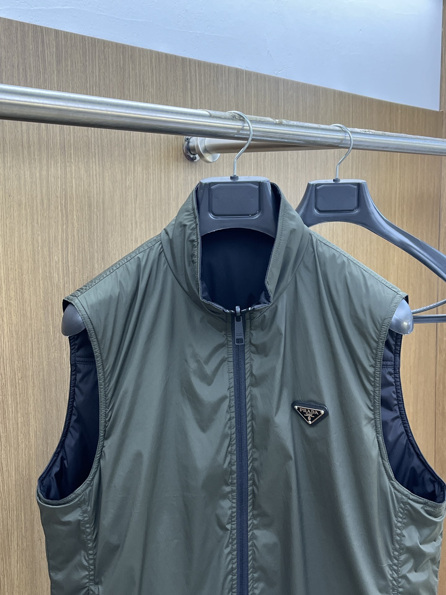 秋冬 PD 🔥🔥ss秋冬新款P家立领双面棉服马甲。经典设计感与颜值爆棚的外套，品质更是无法挑剔品控可以直