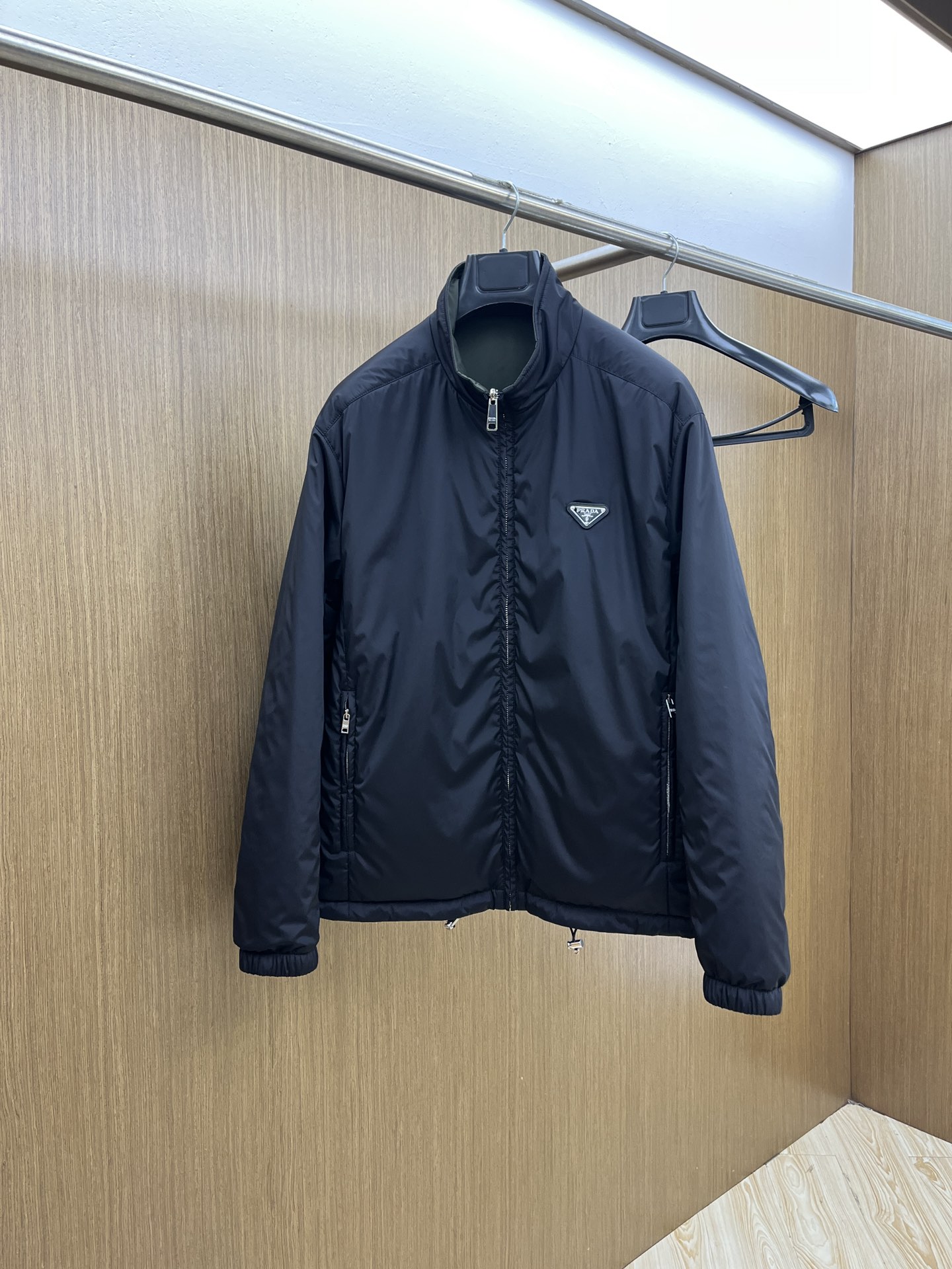 NO:518940,Autumn and Winter PD 1955ss Autumn and Winter New P home stand-up collar double-sided cotton jacket. A jacket with a classic design and appearance, and the quality is even more unscrupulous. You can buy it directly. You can't get it wrong! Through the detailed pictures, you can feel its powerful aura, and the temperature concentration and keep warm is significant. FSH does not have to worry about a little chill! It is both fashionable and functional, and the whole style looks more luxurious and elegant! Size 48-56, Jackets & coats,alexander wang19860909秋冬 PD 1955ss秋冬新款P家立领双面棉服外套 经典设计感与颜值爆棚的外套,品质更是无法挑剔品控可以直接入手,不容过错的高端臻品！通过细节图片便可感受到它强悍的气场,聚温保暖效果显著,fsh完全不用担心会有一点寒意！时尚与功能性兼备,整款显得更加的奢华大气！ 尺码48-56,,jackets & coats,alexander wang,Men's clothing