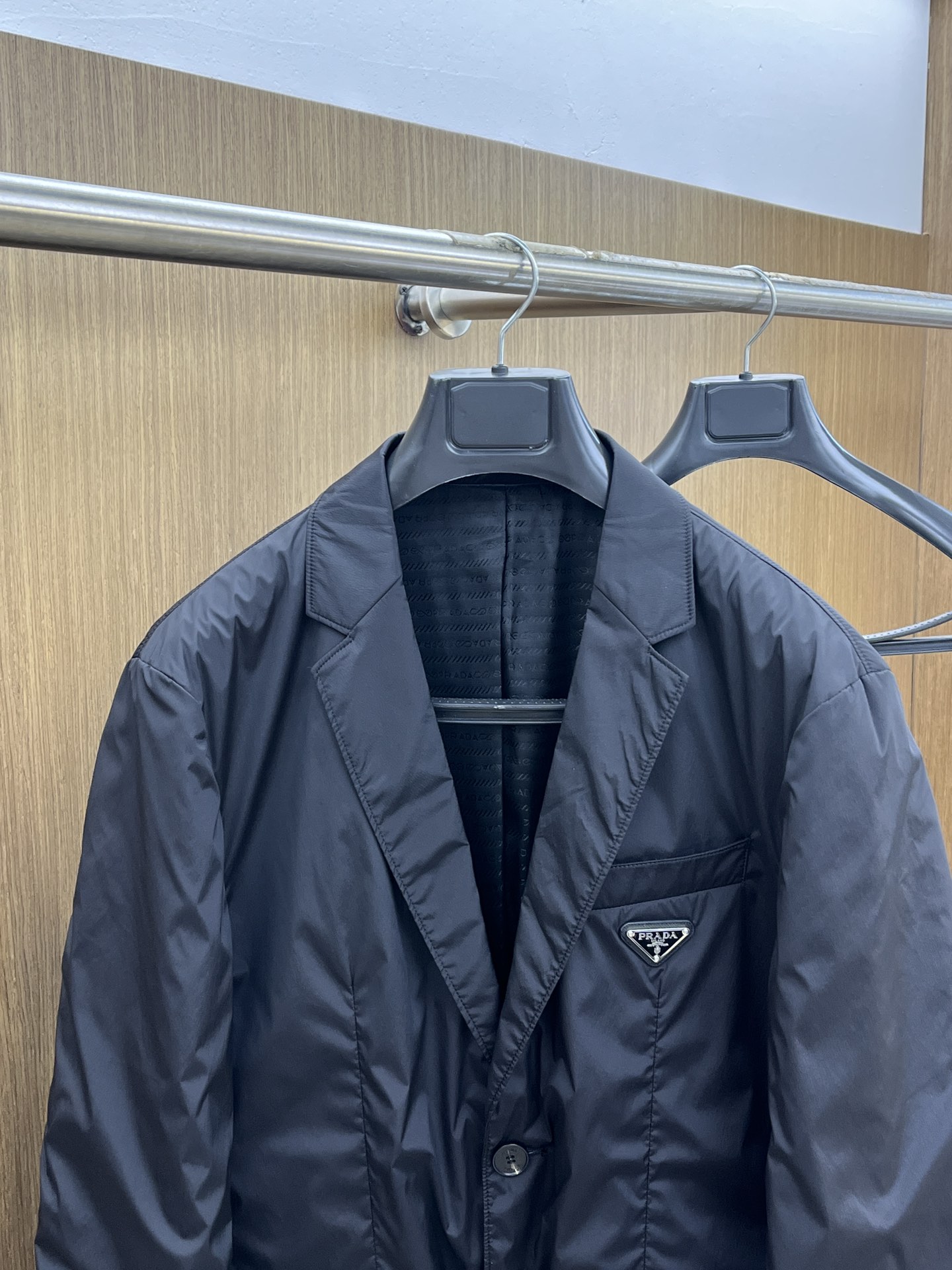 秋冬 PD 🔥🔥ss早秋新款发布普拉达西装夹克外套，秋季爆款原版外套，三角字母金属logo款西装外套，穿