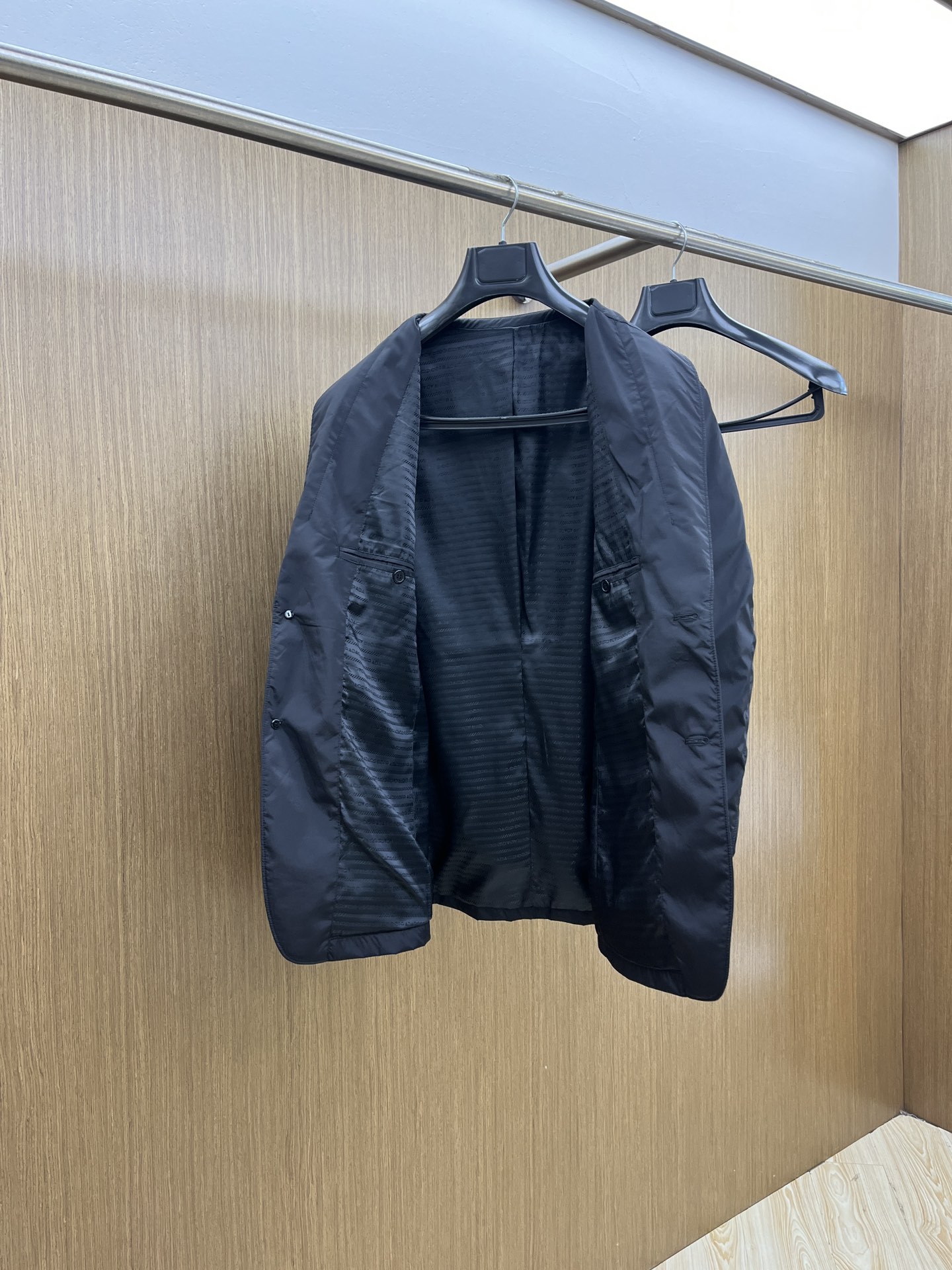 秋冬 PD 🔥🔥ss早秋新款发布普拉达西装夹克外套，秋季爆款原版外套，三角字母金属logo款西装外套，穿