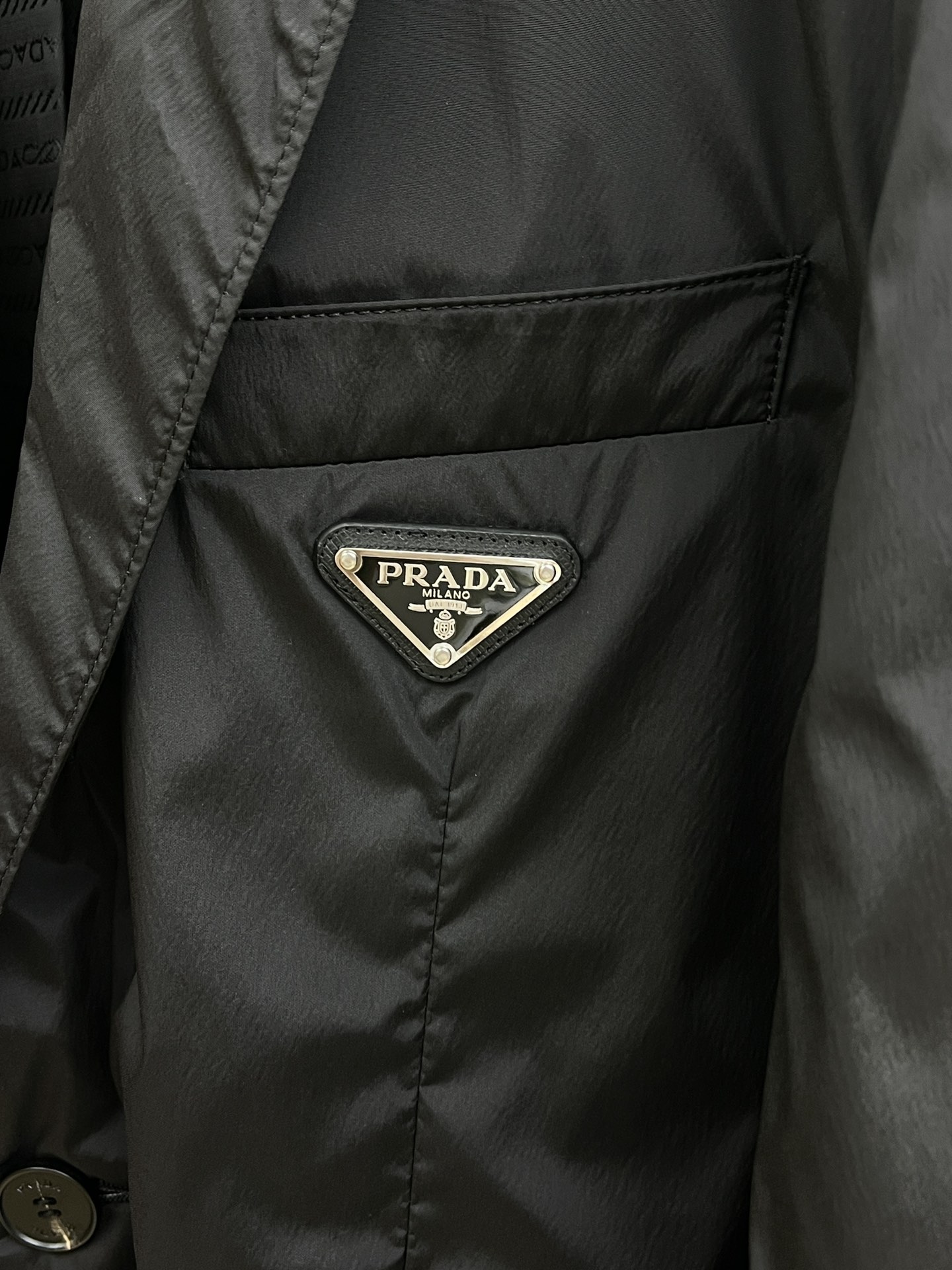 秋冬 PD 🔥🔥ss早秋新款发布普拉达西装夹克外套，秋季爆款原版外套，三角字母金属logo款西装外套，穿