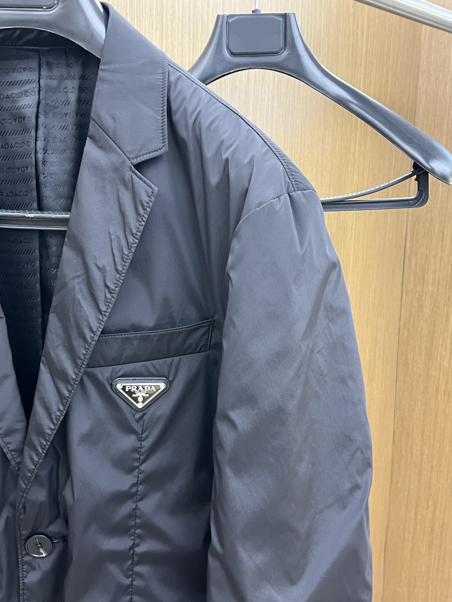 秋冬 PD 🔥🔥ss早秋新款发布普拉达西装夹克外套，秋季爆款原版外套，三角字母金属logo款西装外套，穿