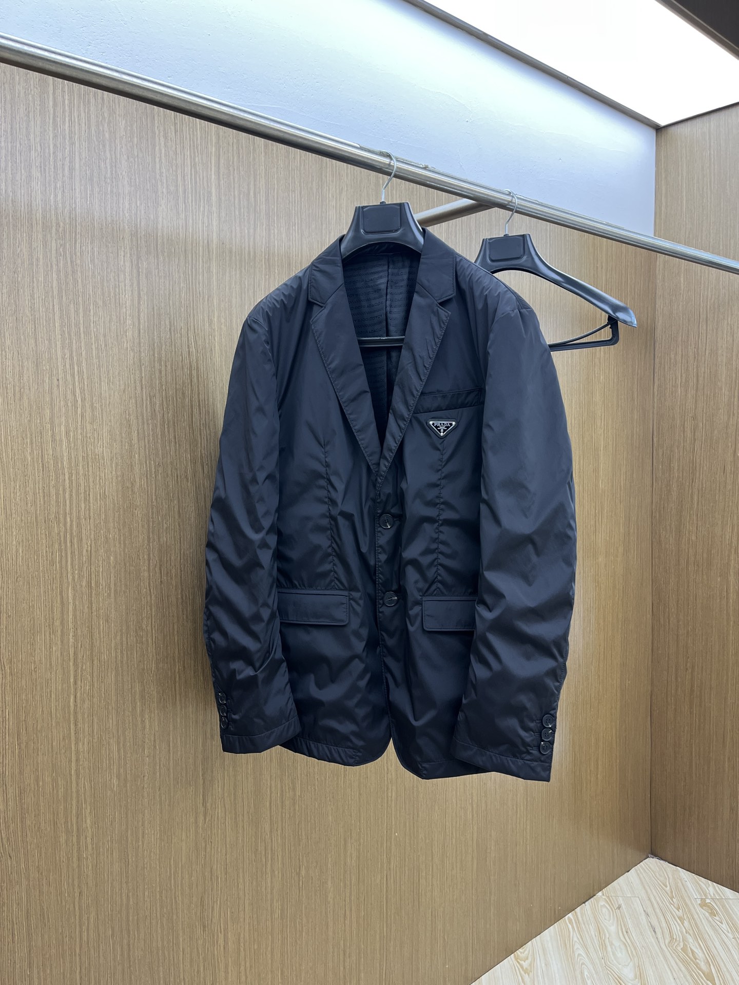 NO:518943,Autumn and Winter PD 1955ss early autumn new style released Prada suit jacket, autumn hot original jacket, triangle letter metal logo suit jacket, comfortable and comfortable to wear, lazy and casual, fsh combined with clean and simple colors is particularly pleasing to look, suitable for daily wear ~ launch sports items embellished with vibrant prints!  Size M-3XL, prada, jackets & coats, jackets & coats, business suit, alexander wang19860909秋冬 PD 1955ss早秋新款发布普拉达西装夹克外套,秋季爆款原版外套,三角字母金属logo款西装外套,穿上就是舒适自在又显瘦的存在,慵懒而随性,fsh结合干净简单的色系就特别耐看,适合日常穿着~倾情推出缀饰活力印花的运动单品！ 尺码M-3XL,,prada,jackets & coats,jackets & coats,business suit,alexander wang,Men's clothing