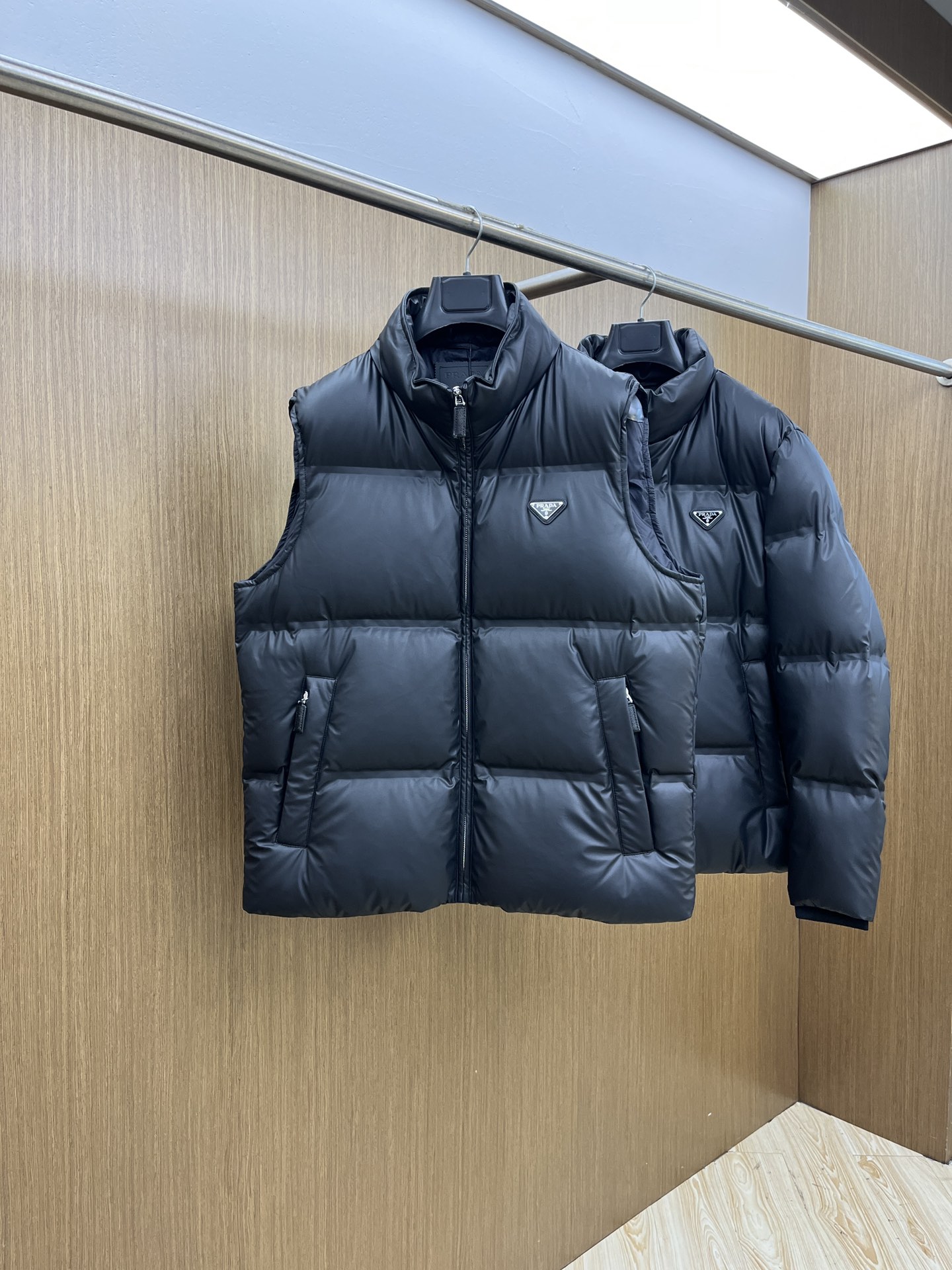 秋冬羽绒服 PD🔥🔥爆单王 25秋冬独家专供秋冬新款羽绒马甲。贸易公司渠道稀出，降温天气必备的保暖单品，
