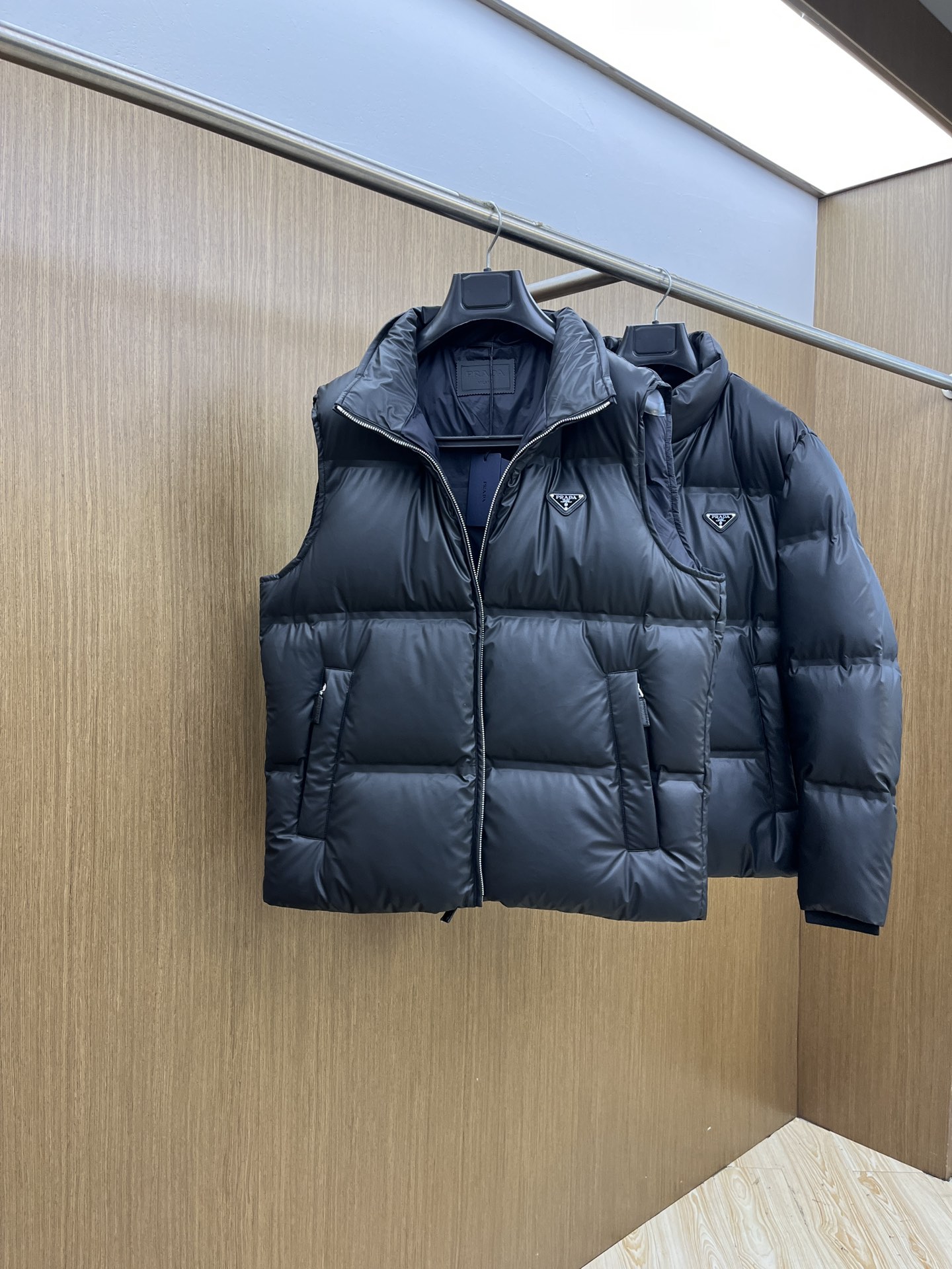 秋冬羽绒服 PD🔥🔥爆单王 25秋冬独家专供秋冬新款羽绒马甲。贸易公司渠道稀出，降温天气必备的保暖单品，