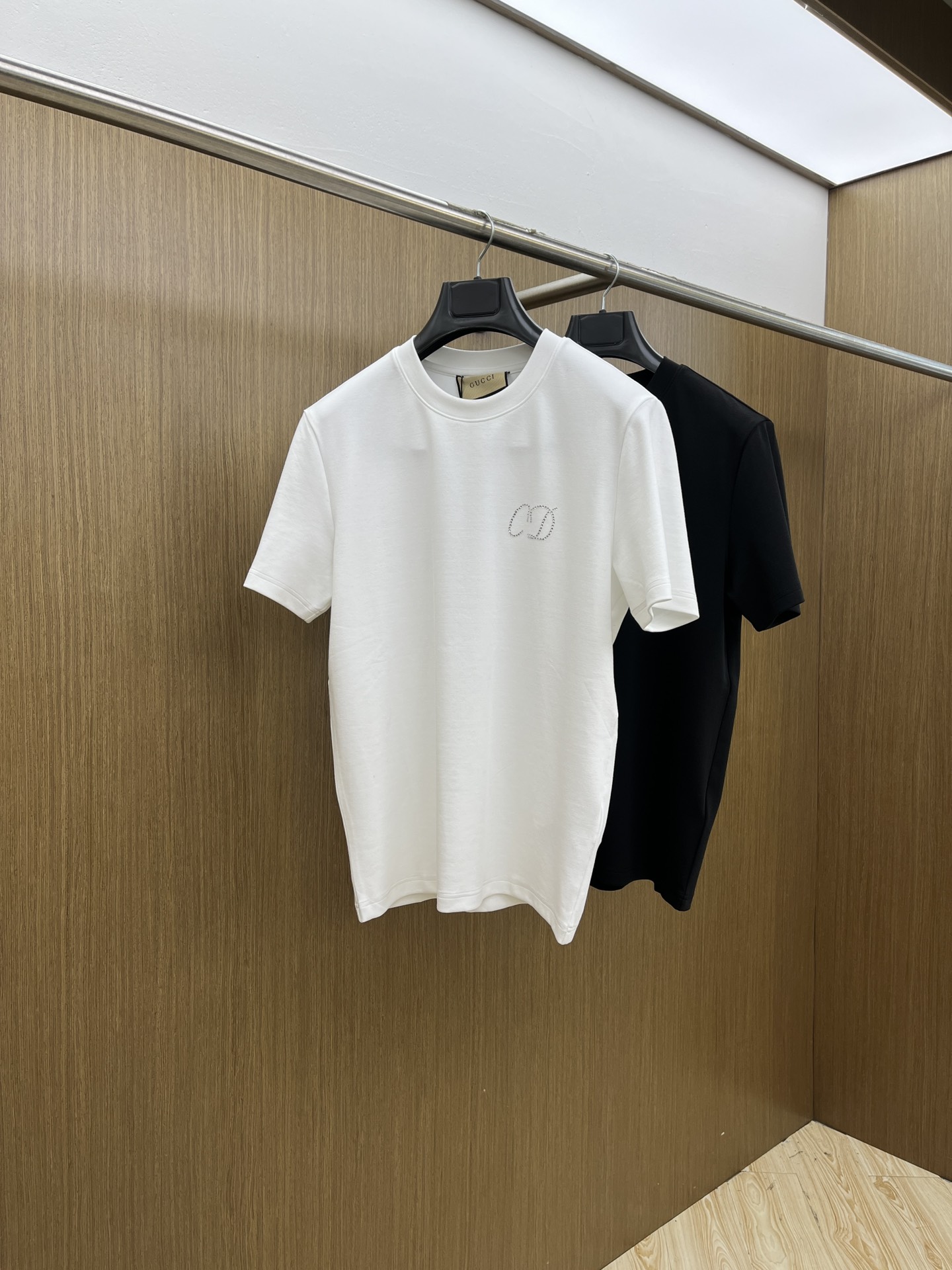 🔥 Guc 2025秋冬 圆领刺绣短袖T恤打底衫 元素性的Logo徽章凸显休闲时尚魅力,依然独领时尚风骚
