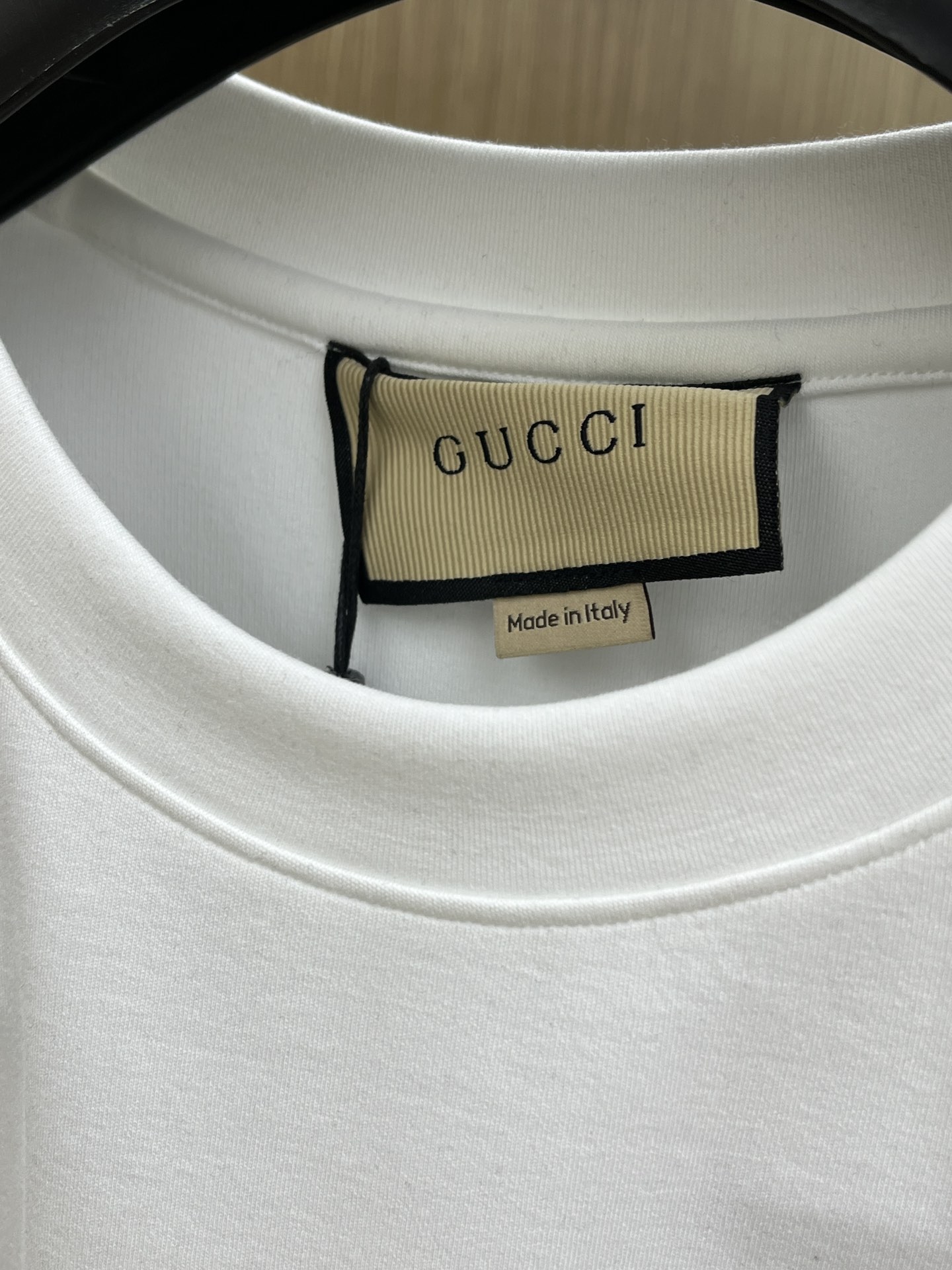 🔥 Guc 2025秋冬 圆领刺绣短袖T恤打底衫 元素性的Logo徽章凸显休闲时尚魅力,依然独领时尚风骚