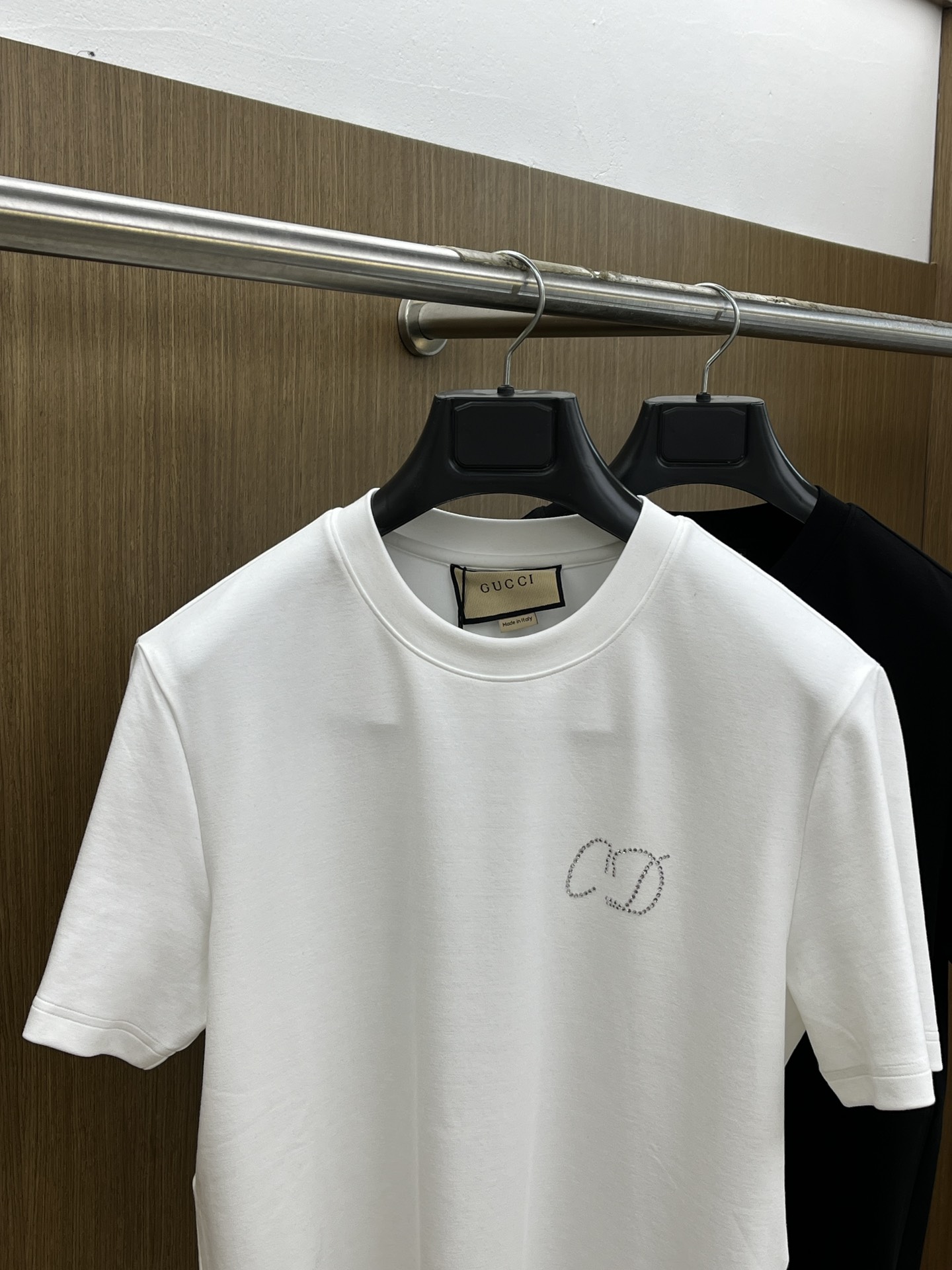 🔥 Guc 2025秋冬 圆领刺绣短袖T恤打底衫 元素性的Logo徽章凸显休闲时尚魅力,依然独领时尚风骚