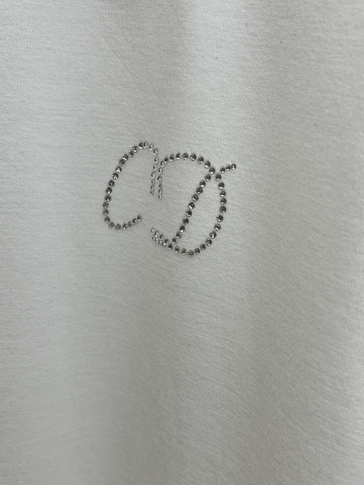 🔥 Guc 2025秋冬 圆领刺绣短袖T恤打底衫 元素性的Logo徽章凸显休闲时尚魅力,依然独领时尚风骚