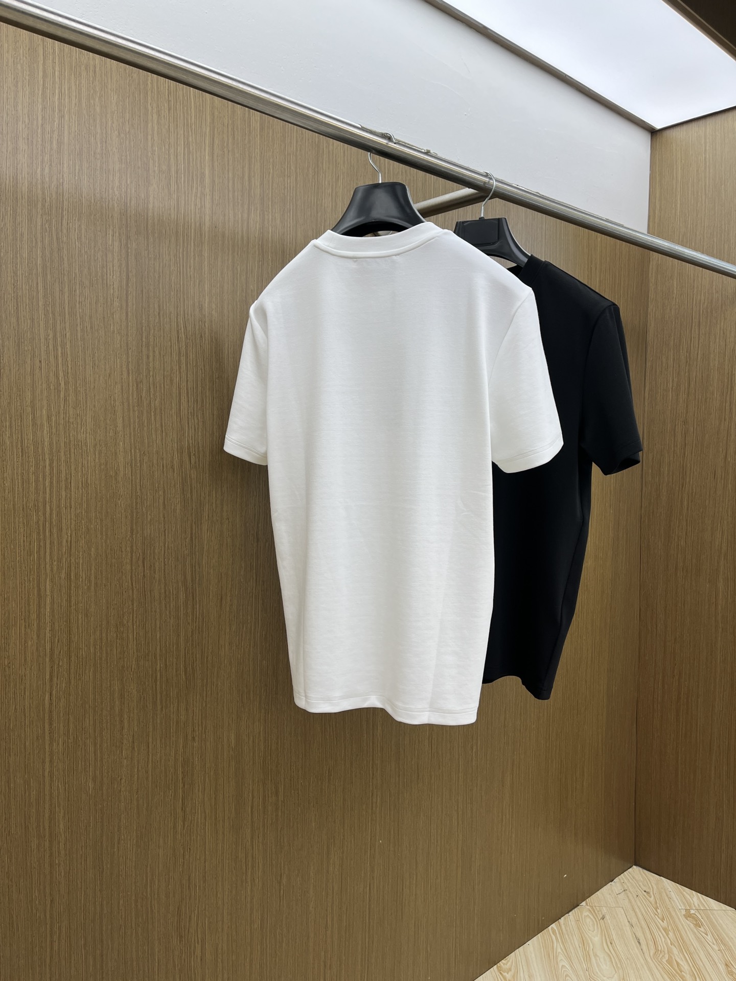 🔥 Guc 2025秋冬 圆领刺绣短袖T恤打底衫 元素性的Logo徽章凸显休闲时尚魅力,依然独领时尚风骚