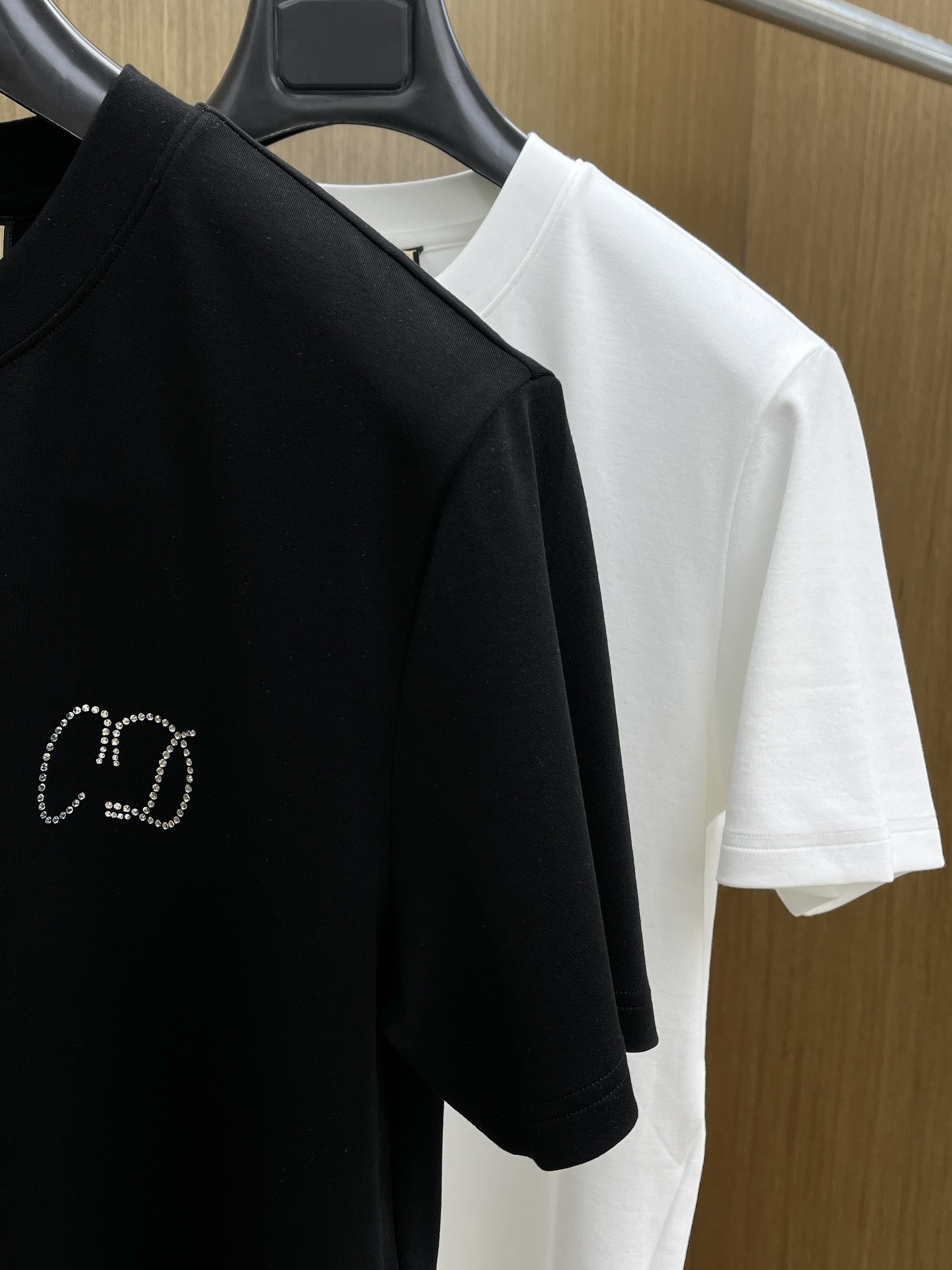 🔥 Guc 2025秋冬 圆领刺绣短袖T恤打底衫 元素性的Logo徽章凸显休闲时尚魅力,依然独领时尚风骚