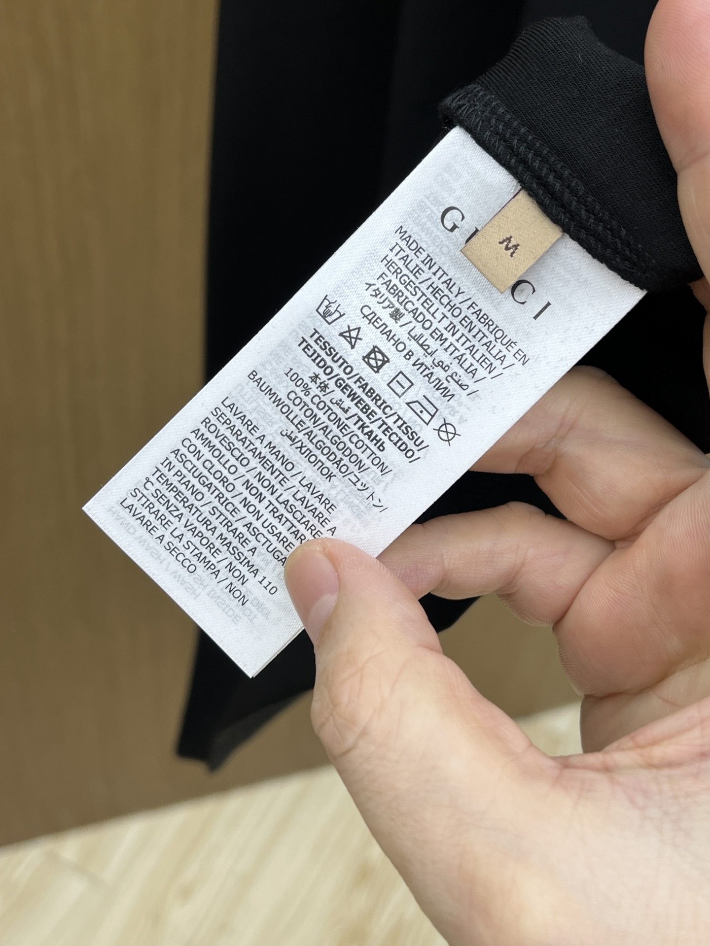 🔥 Guc 2025秋冬 圆领刺绣短袖T恤打底衫 元素性的Logo徽章凸显休闲时尚魅力,依然独领时尚风骚