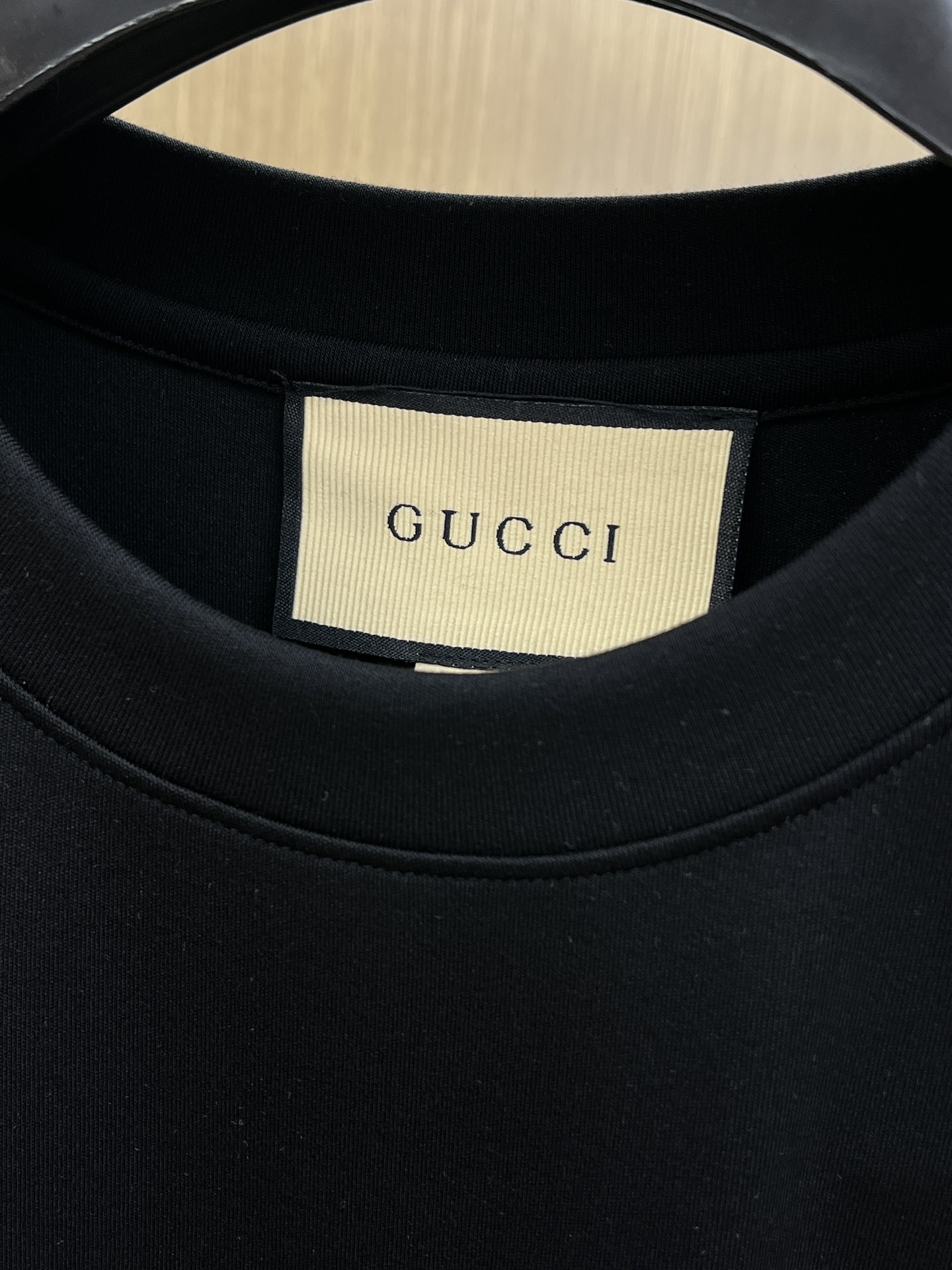 🔥 Guc 2025秋冬 圆领刺绣短袖T恤打底衫 元素性的Logo徽章凸显休闲时尚魅力,依然独领时尚风骚