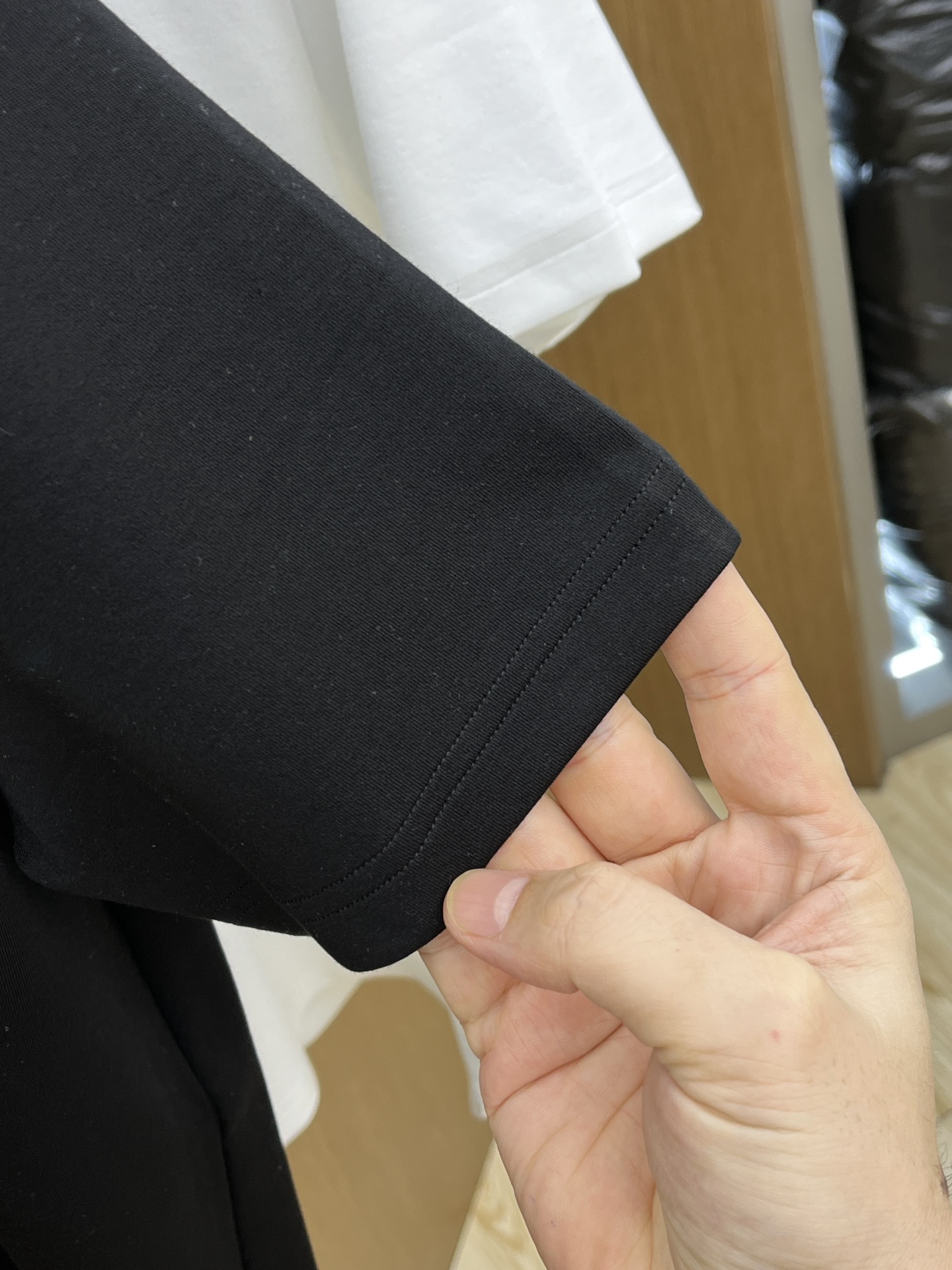 🔥 Guc 2025秋冬 圆领刺绣短袖T恤打底衫 元素性的Logo徽章凸显休闲时尚魅力,依然独领时尚风骚